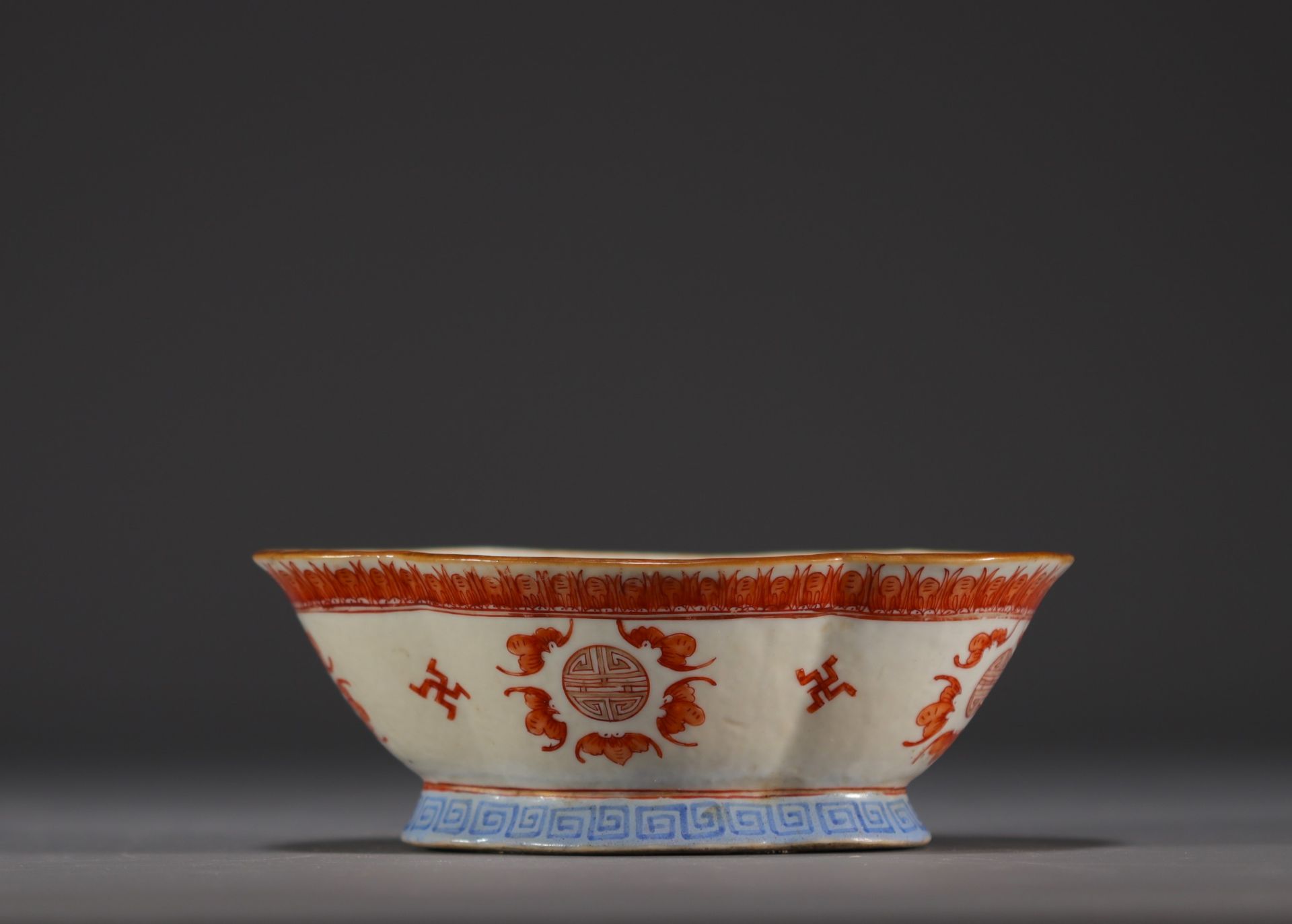 China - Polylobed porcelain bowl on a foot with bat decoration. - Bild 3 aus 4