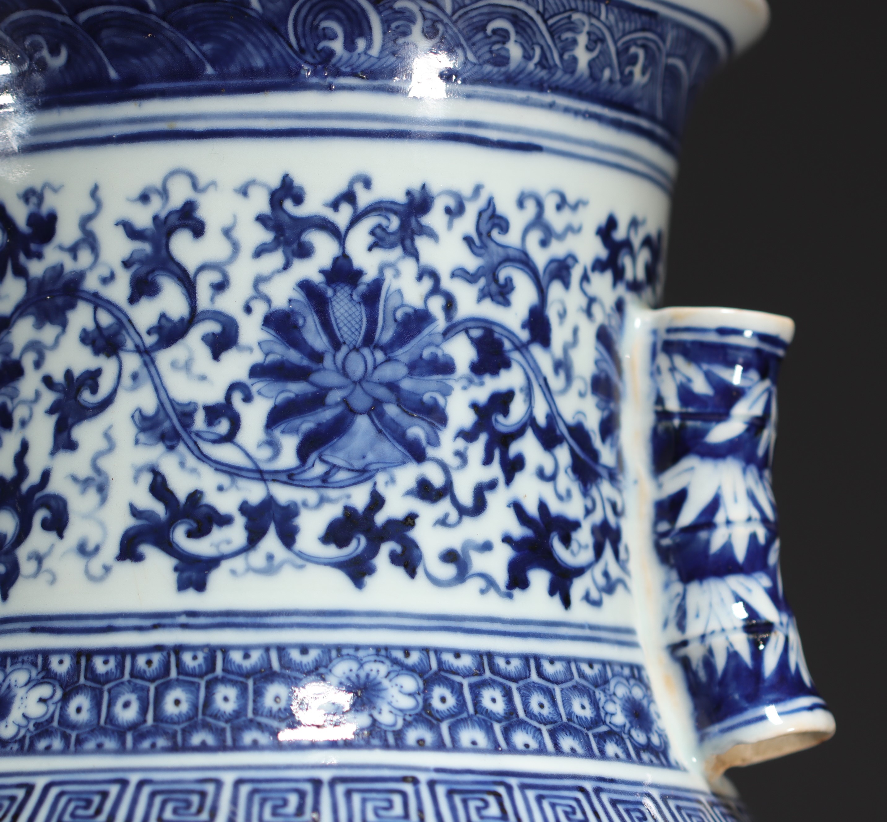 China - Large Hu-shaped vase in blue-white porcelain with floral decoration and bamboo handles, 19th - Image 2 of 9
