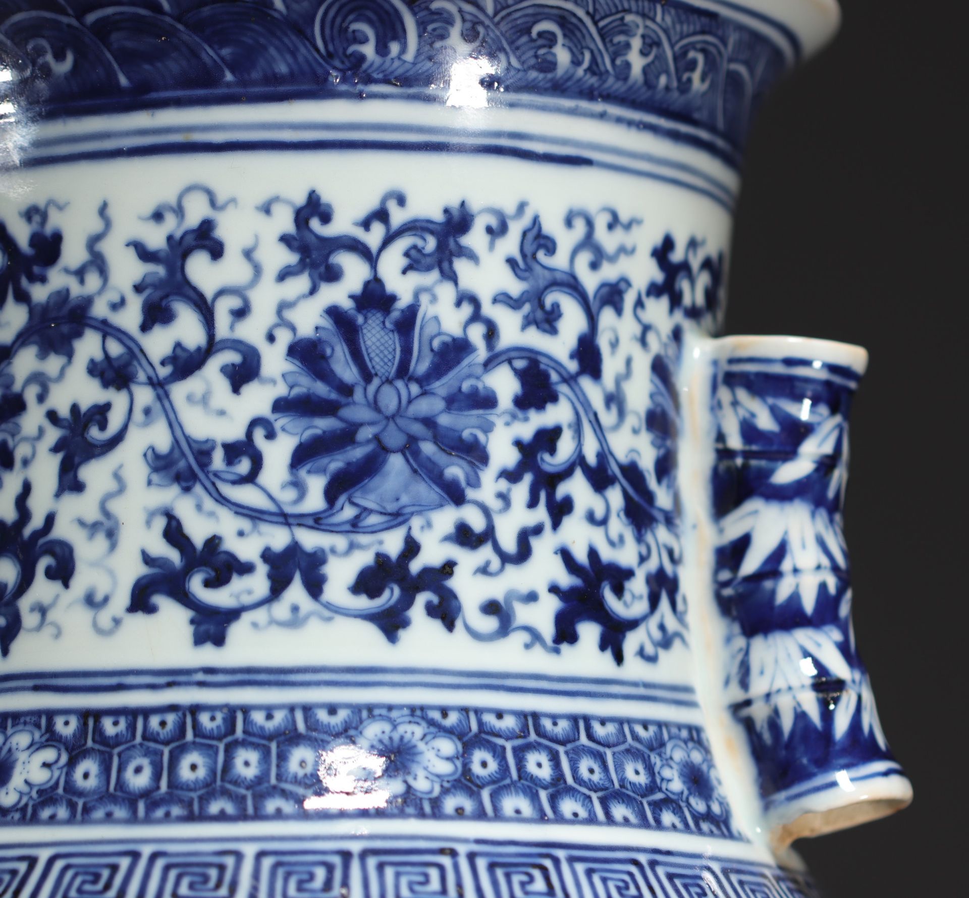 China - Large Hu-shaped vase in blue-white porcelain with floral decoration and bamboo handles, 19th - Bild 2 aus 9
