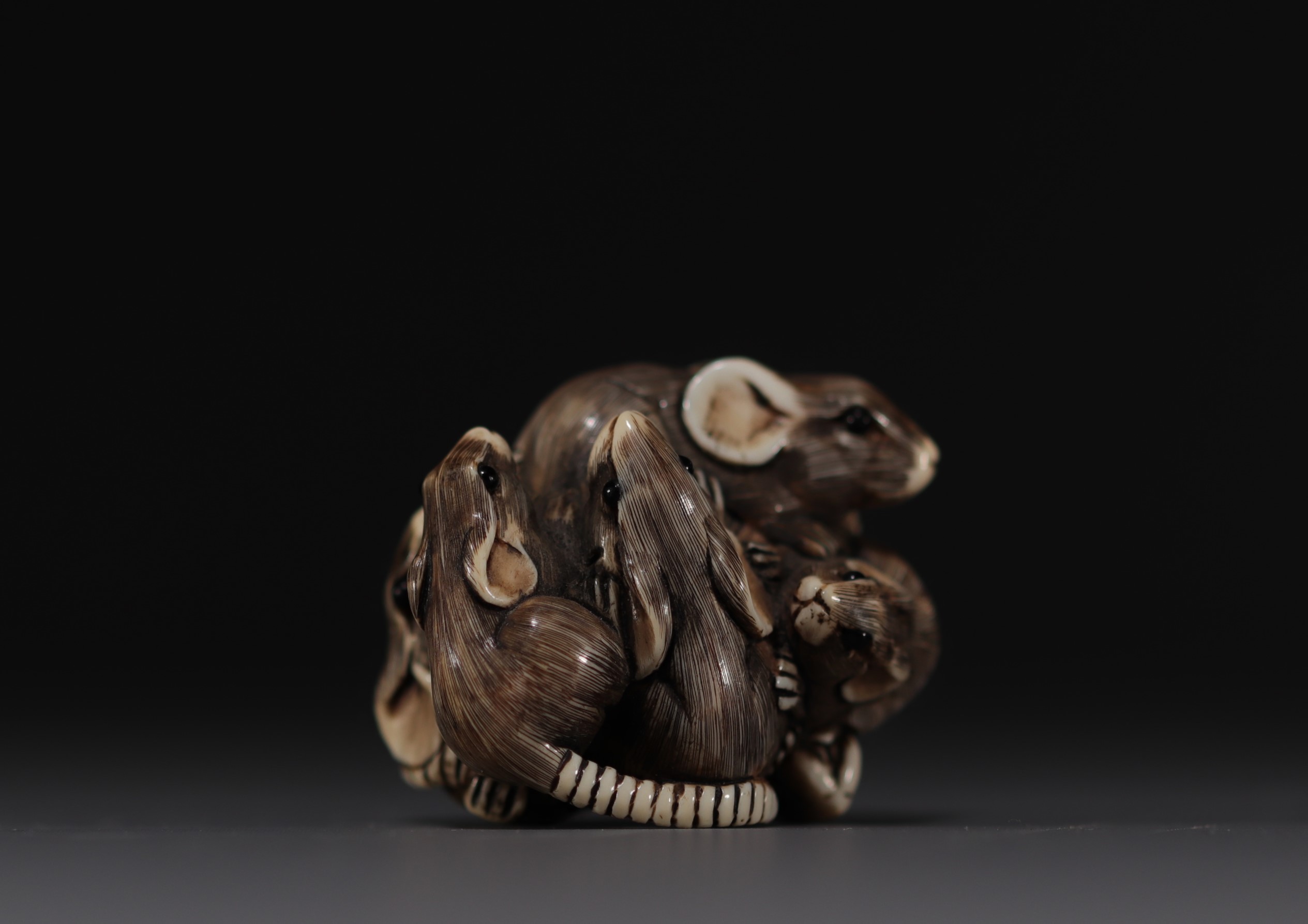 Japan - Ivory and black coral netsuke representing a group of six rats, Meiji. Signed. - Image 5 of 9
