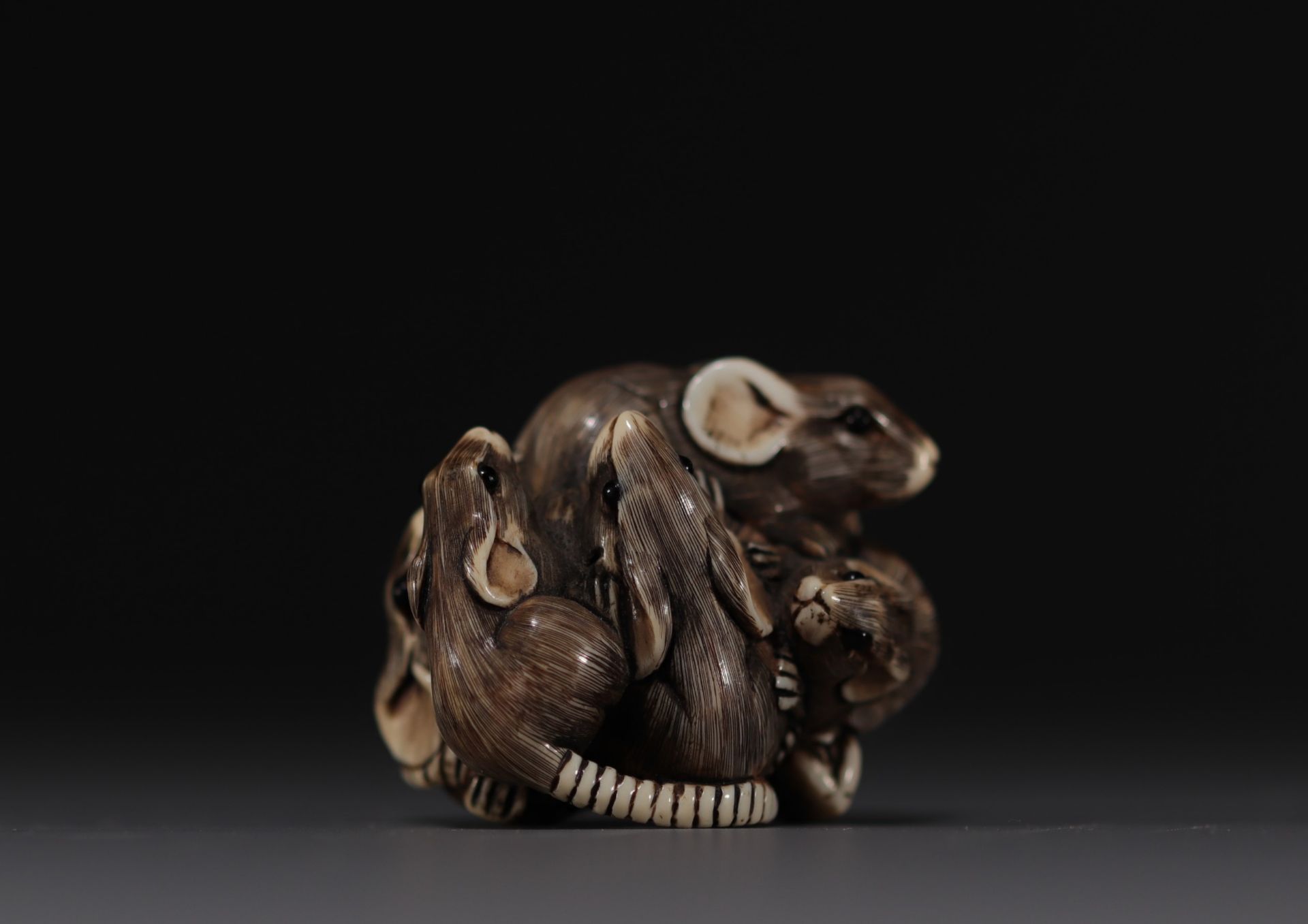 Japan - Ivory and black coral netsuke representing a group of six rats, Meiji. Signed. - Bild 5 aus 9