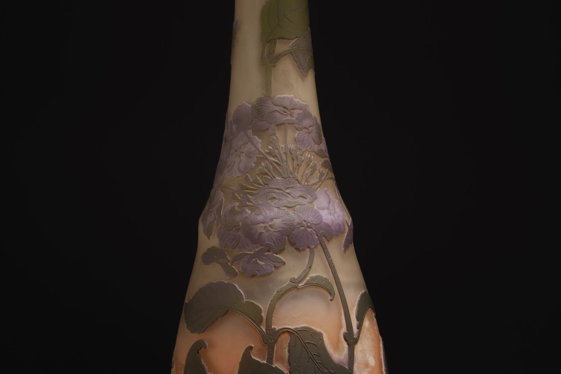 Emile GALLE (1846-1904) - Very imposing vase in acid-etched multi-layered glass decorated with flora - Image 3 of 6