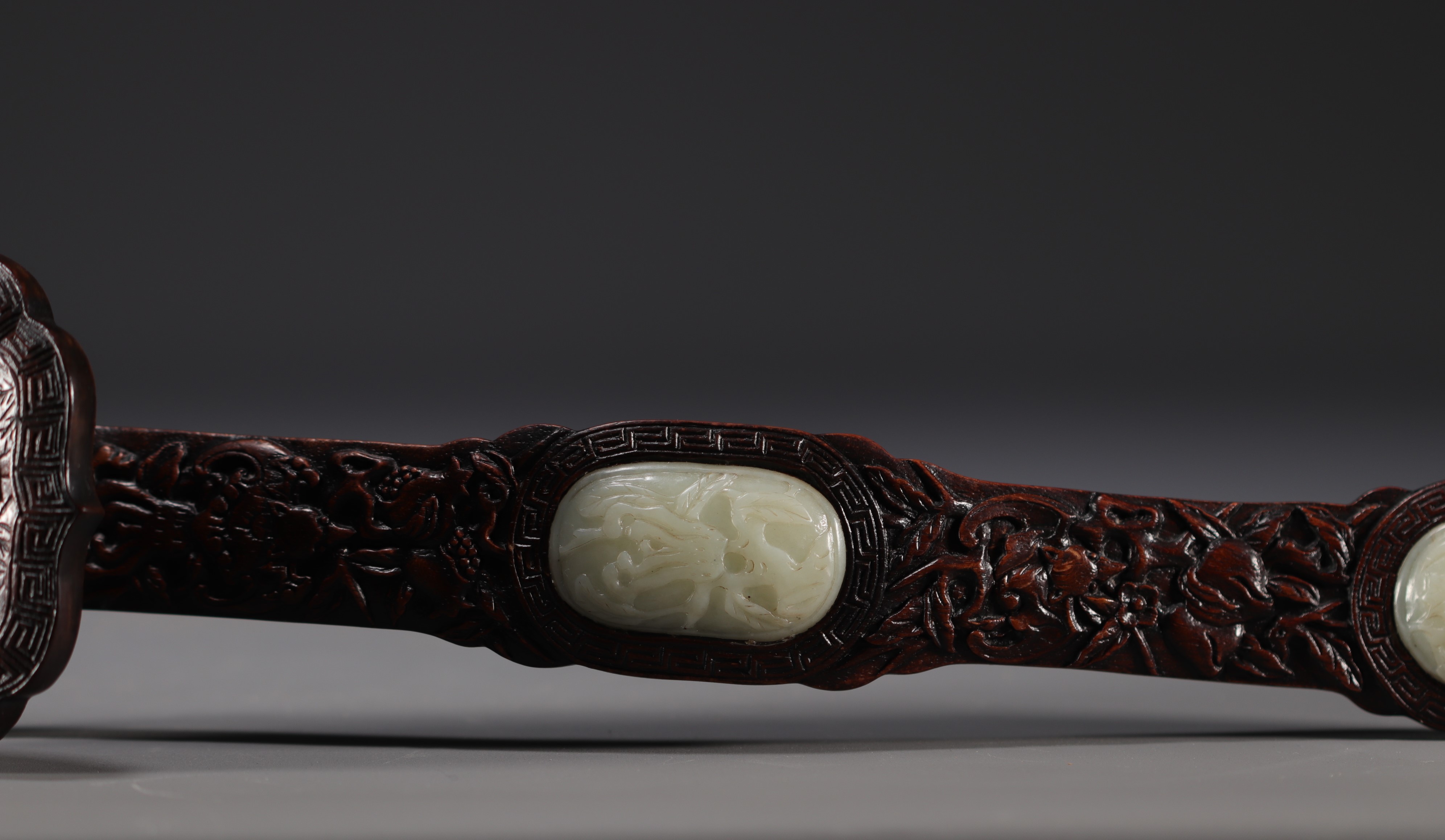 China - Large Ruyi scepter in carved Zitan wood and celadon jade, decorated with bats and peaches. - Image 5 of 5