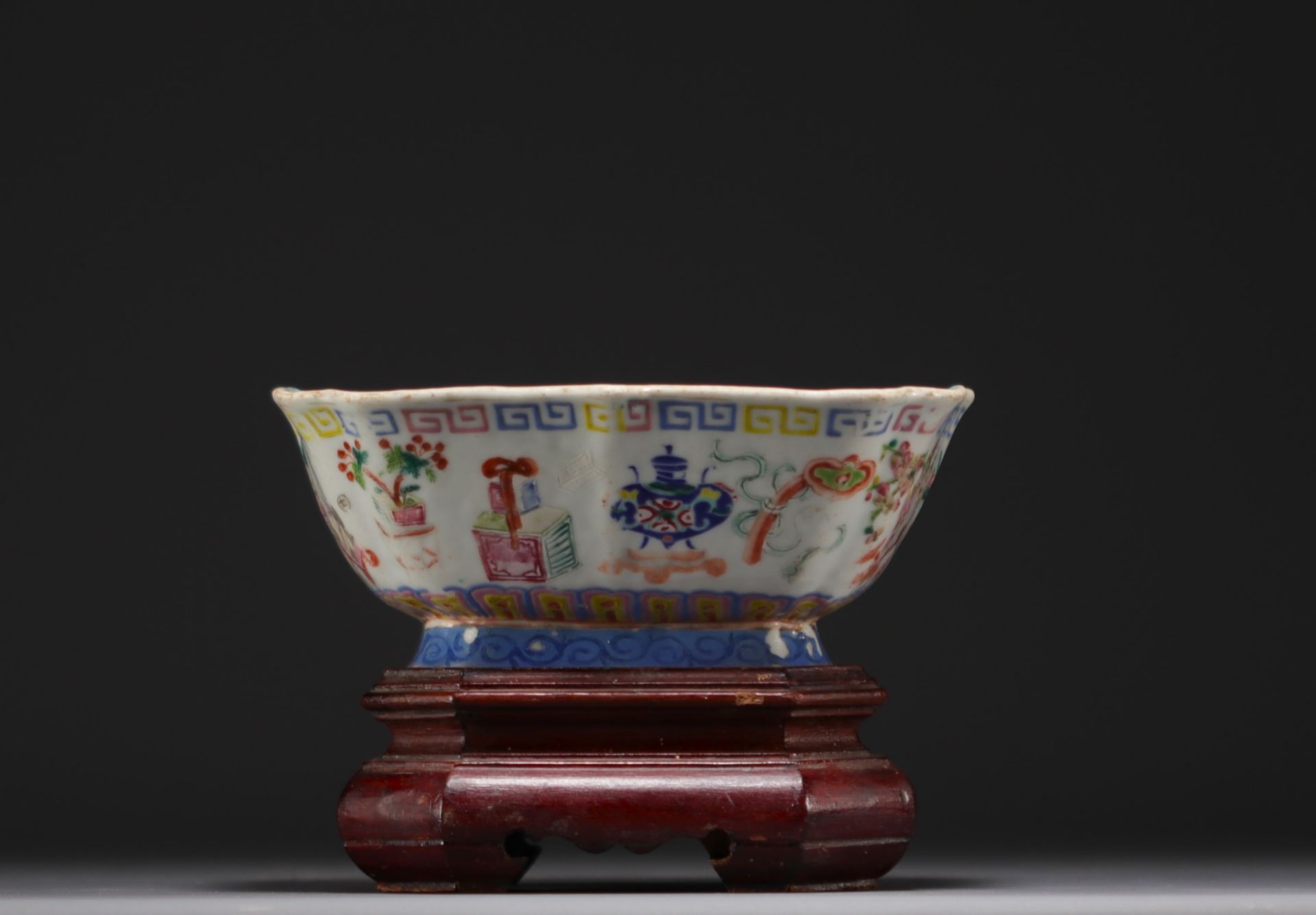China - Famille rose polychrome porcelain quadrangular bowl, wooden base. - Bild 4 aus 6