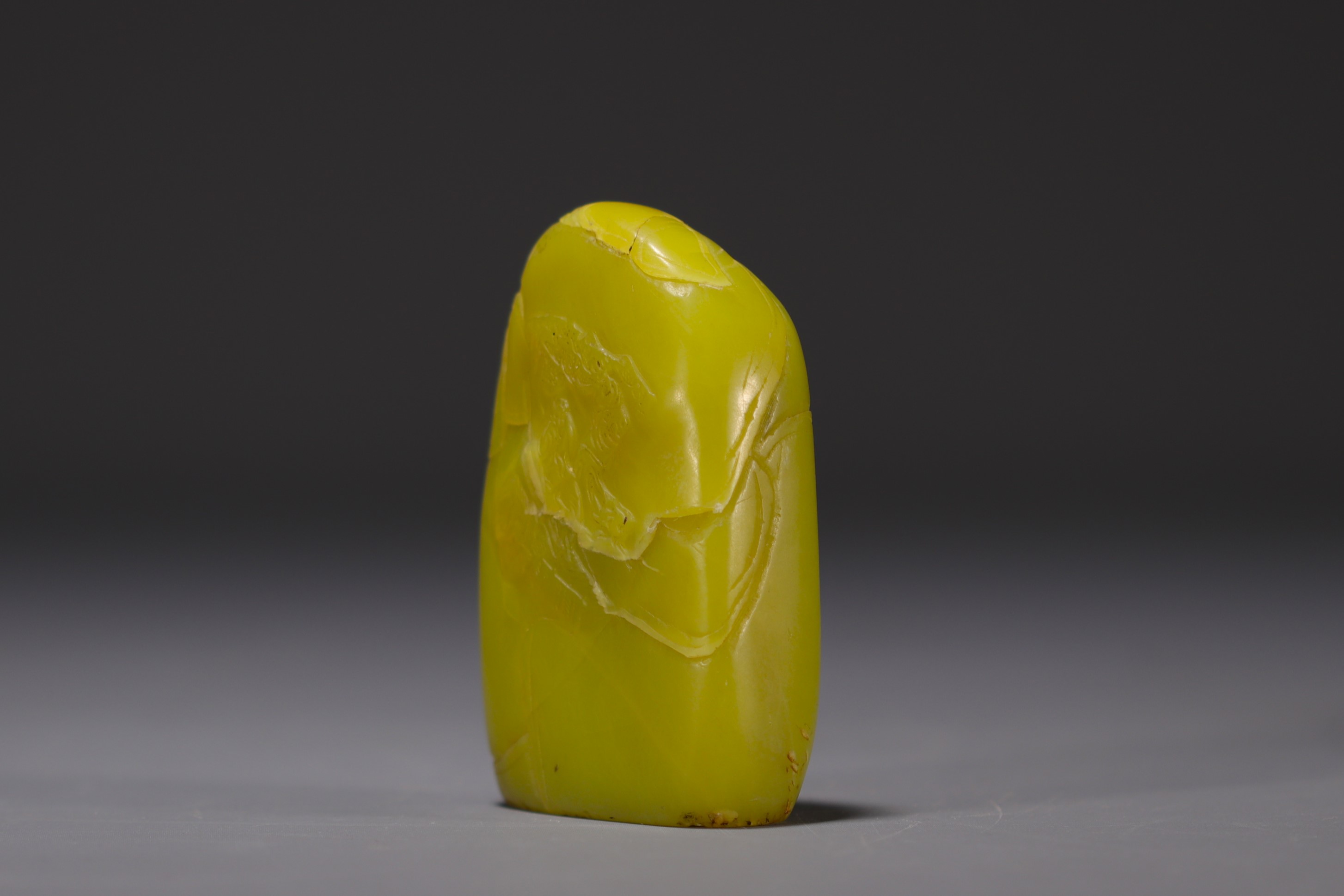 China - Yellow stone seal carved with a figure in a landscape and engraved with a poem. - Image 4 of 5