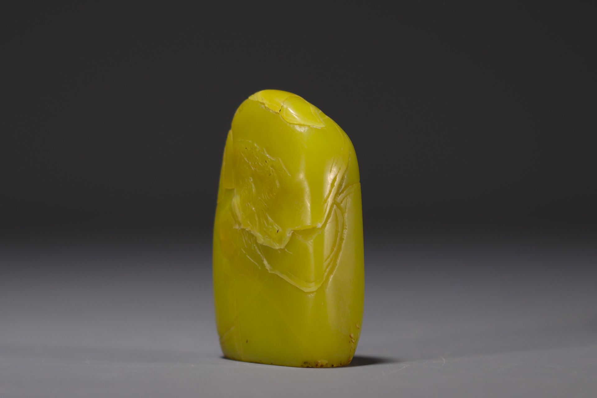 China - Yellow stone seal carved with a figure in a landscape and engraved with a poem. - Bild 4 aus 5