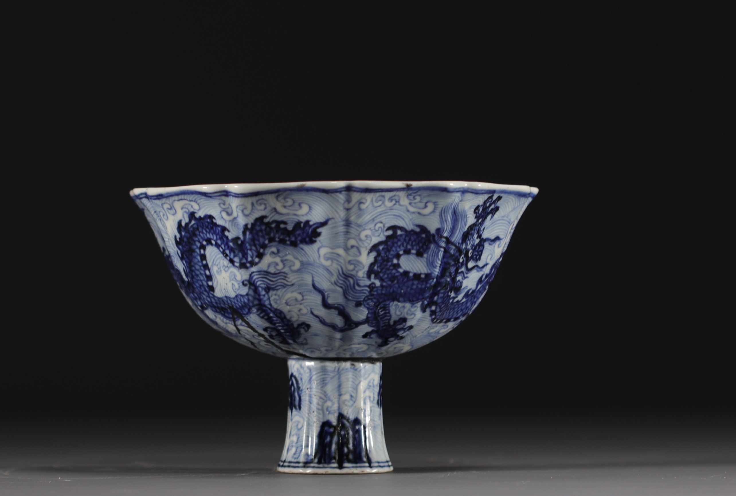 China - Bowl on foot in blue-white porcelain decorated with dragons in waves, Xuande mark. - Image 5 of 8