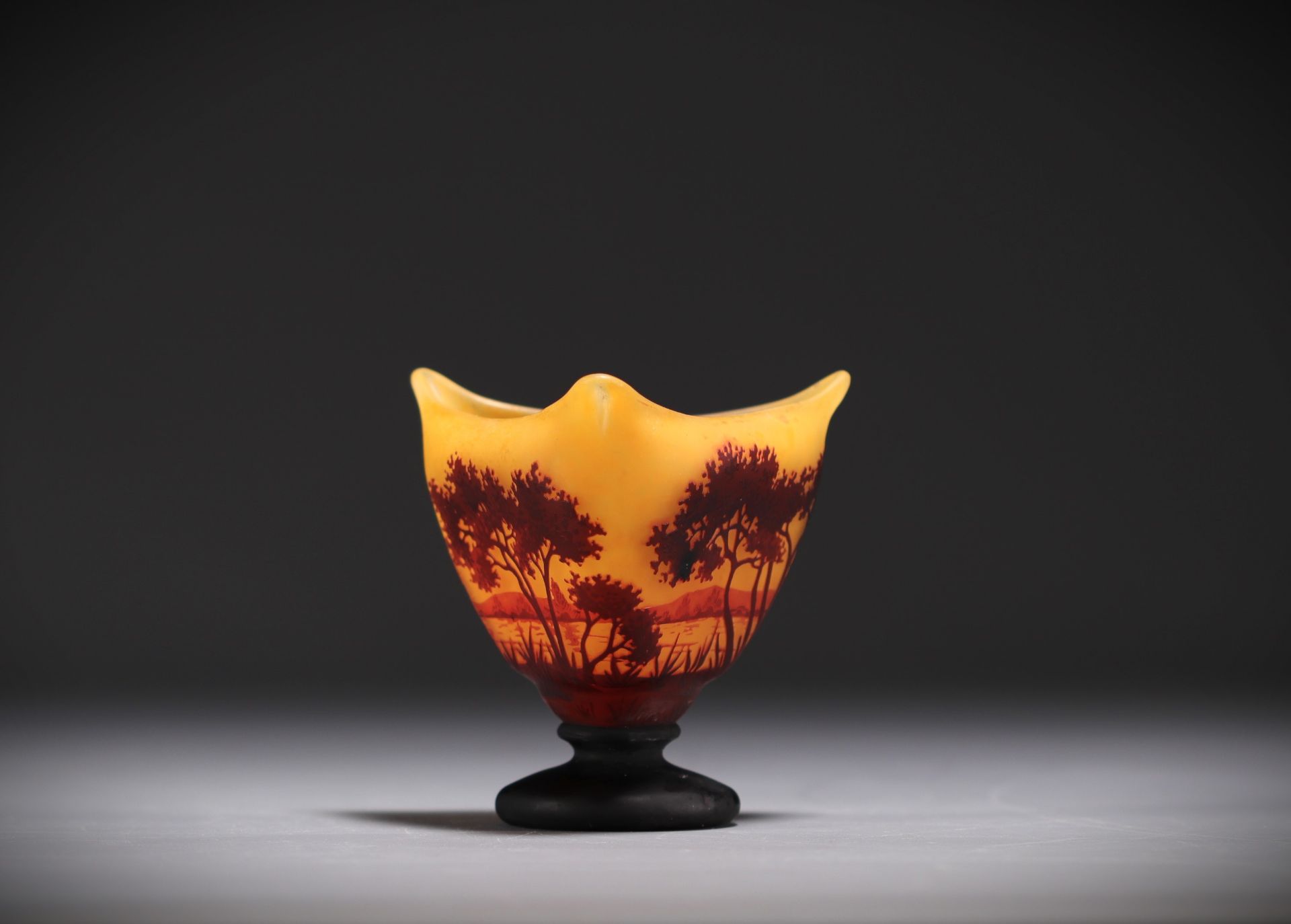DAUM Nancy - Three-lobed vase on pedestal in orange multi-layered glass with landscape design, signe - Image 5 of 6