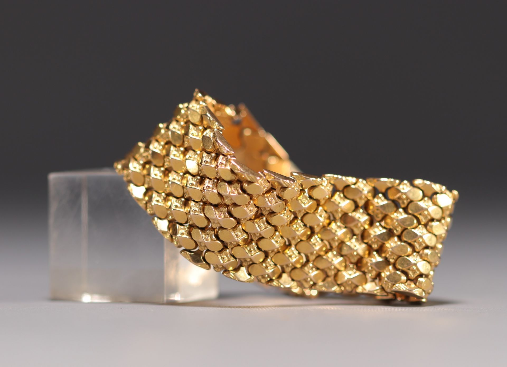 Large flexible bracelet in 18K yellow gold, weighing 62.1gr.