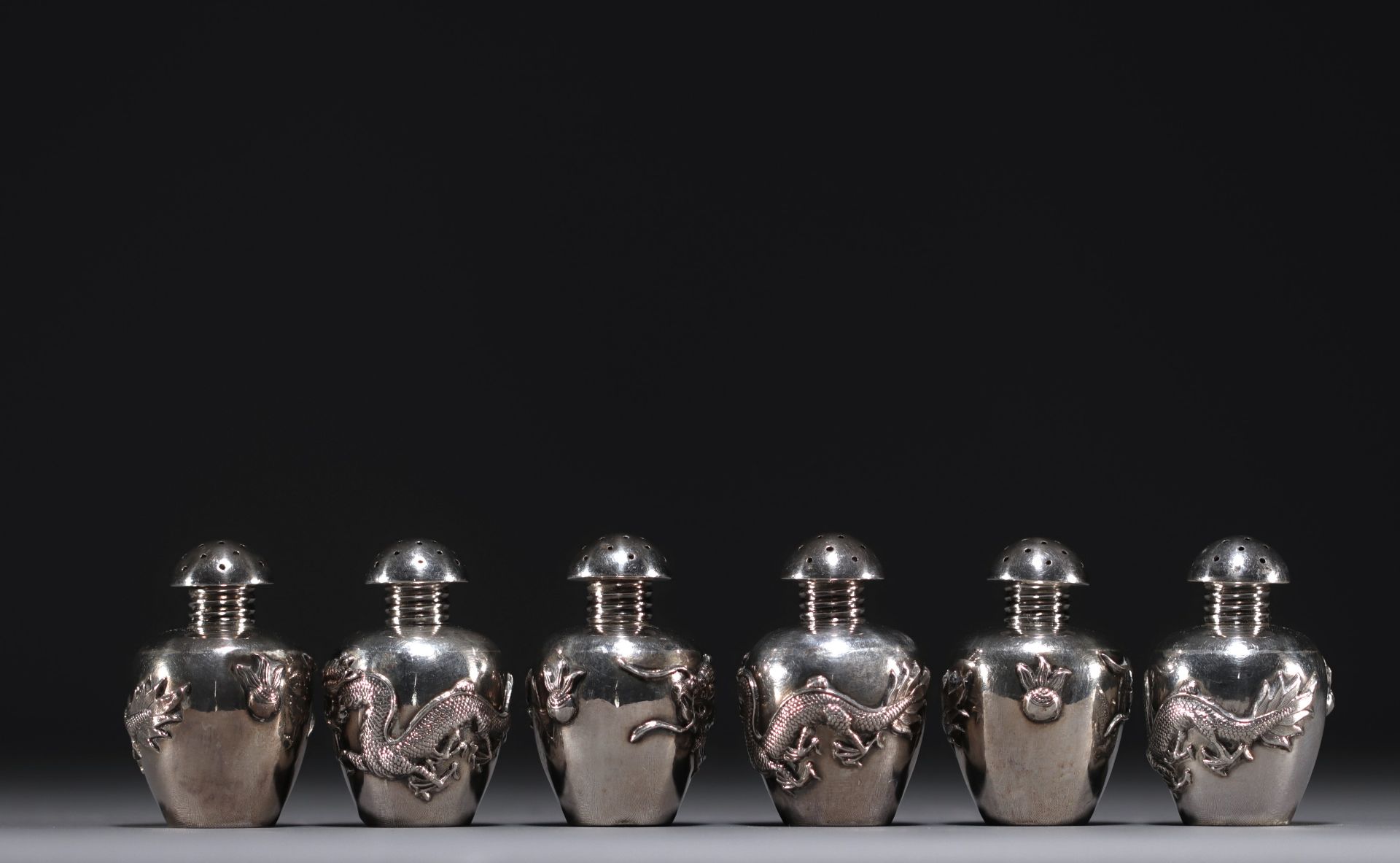 China - Set of twelve solid silver salt cellars with dragon decoration, early 20th century. - Image 9 of 13