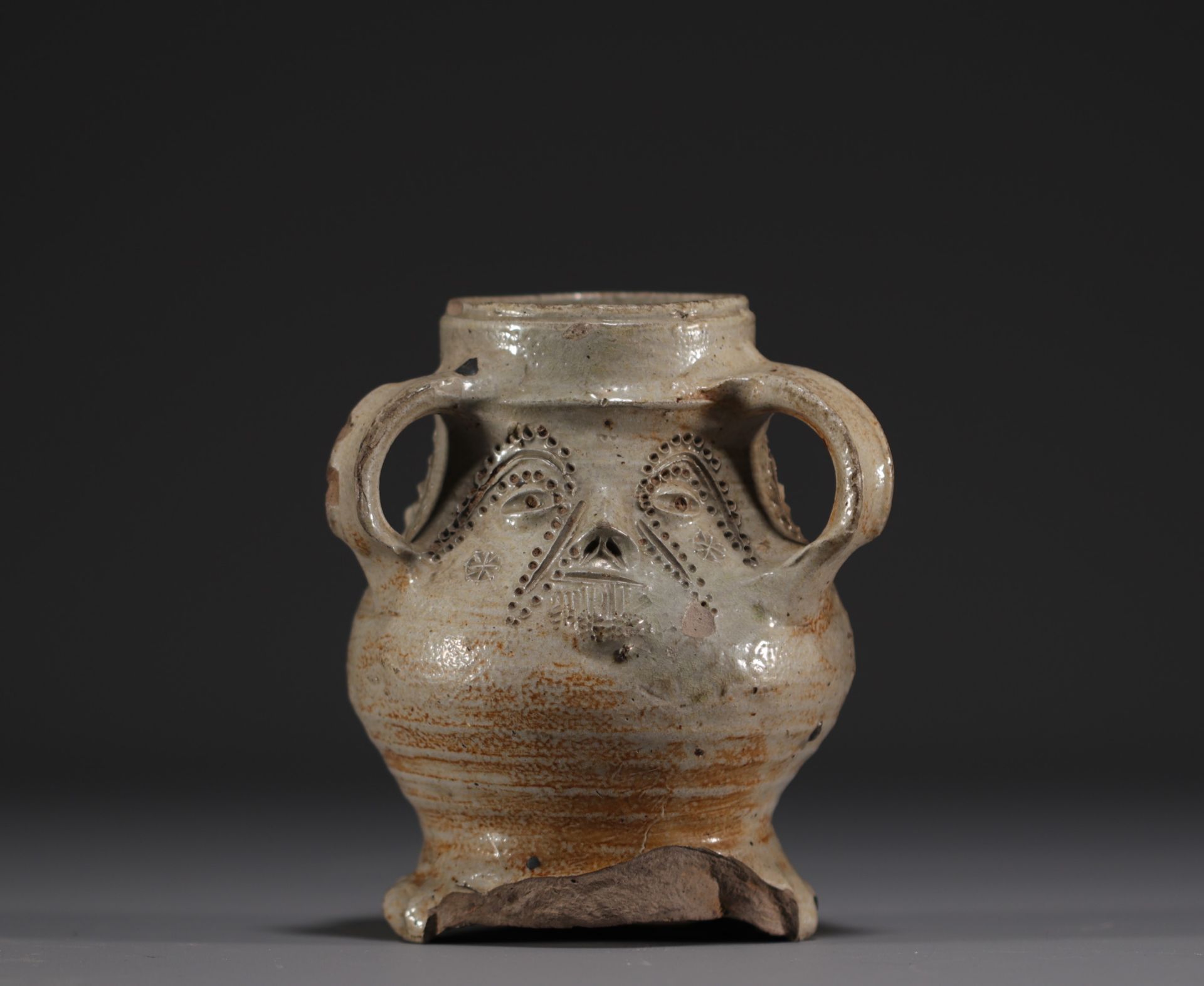 Raeren - Rare stoneware jug decorated with faces, salt glaze, early 16th century. - Image 2 of 5