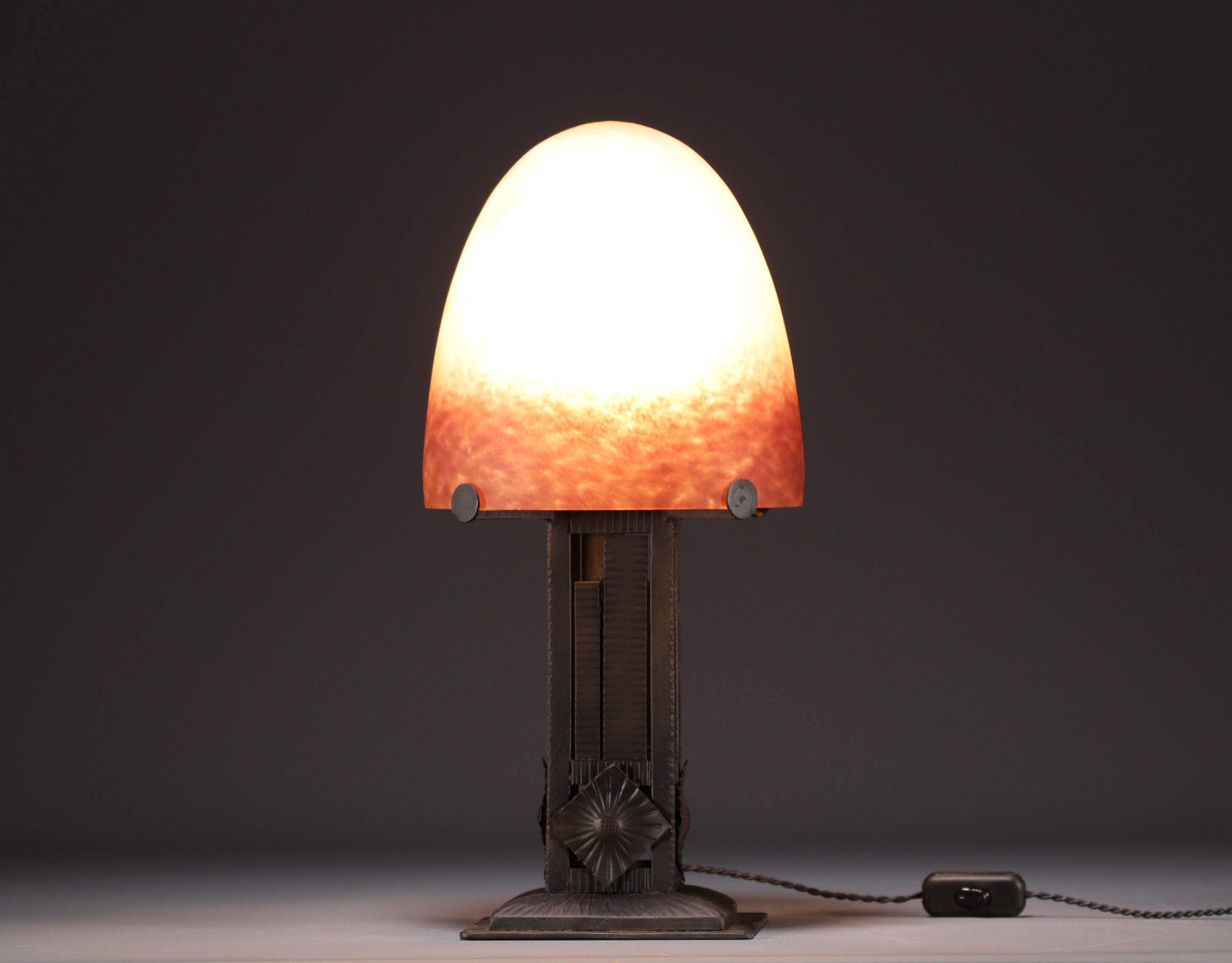 DEGUE Verrerie d'art - Mushroom lamp in shaded glass, wrought iron base, signed. - Image 4 of 5
