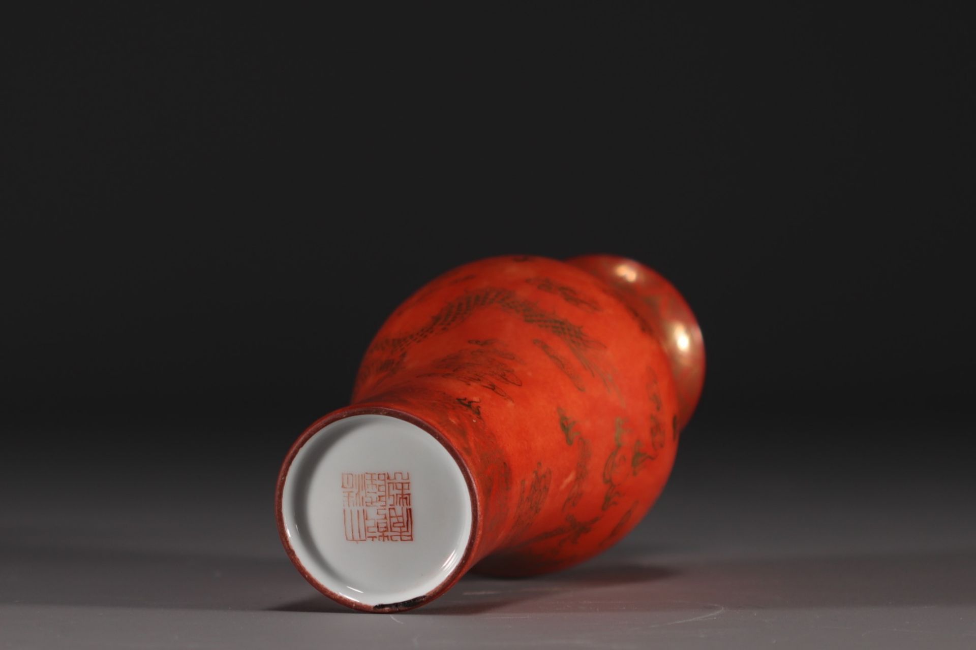 China - Coral-coloured porcelain vase with gold dragon decoration, 19th century. - Image 5 of 5