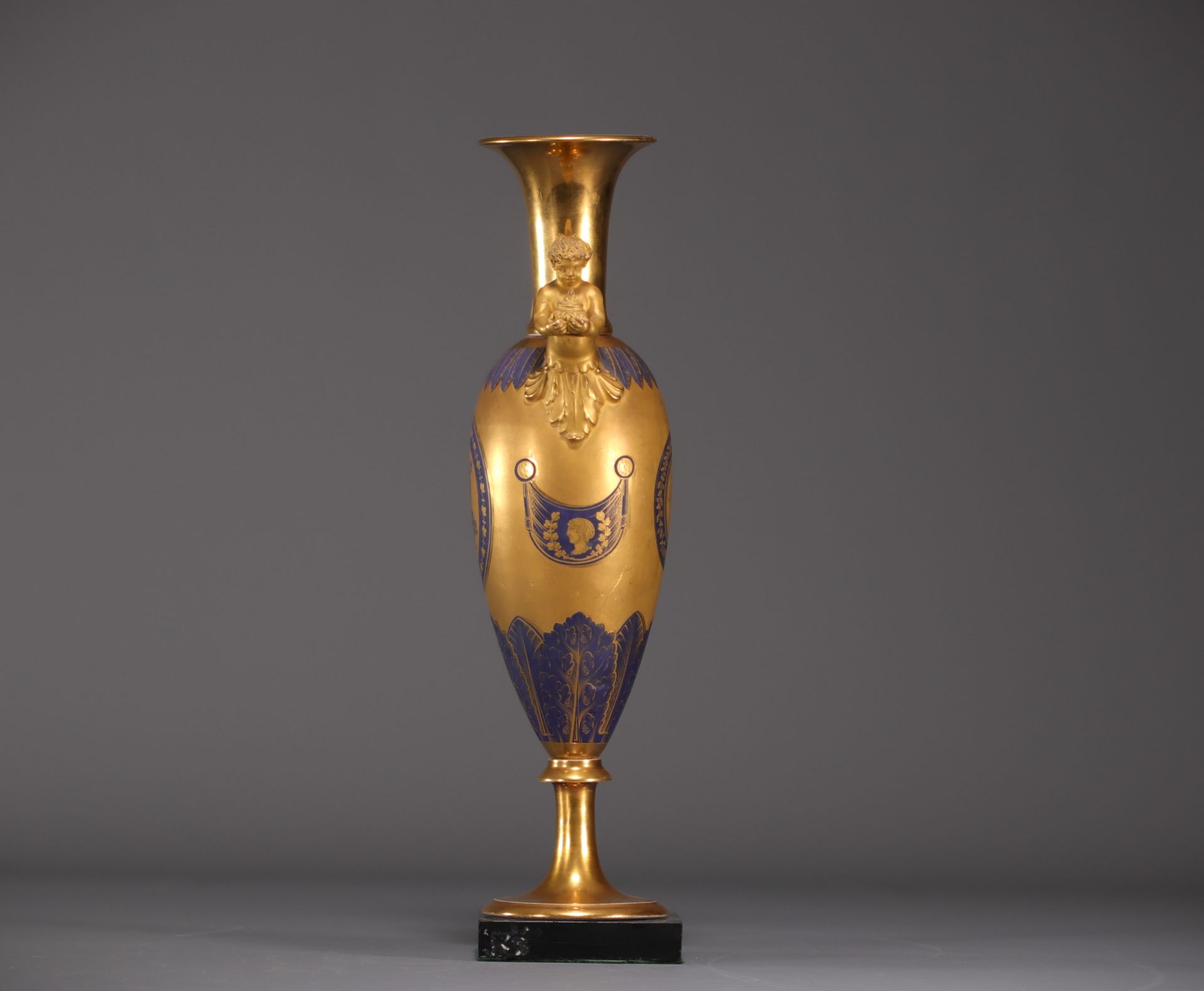 A rare royal blue and gold porcelain Empire baluster vase, first half of the 19th century. - Bild 5 aus 9