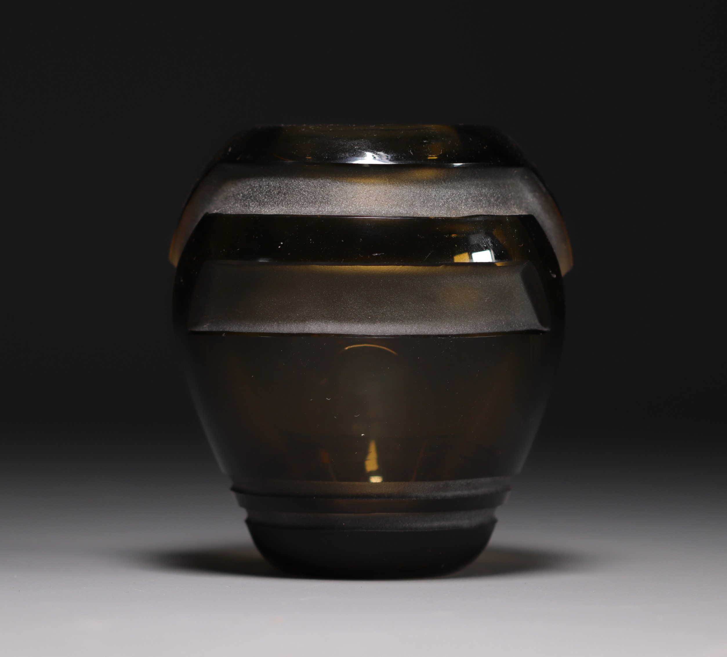 MULLER Freres Luneville - Small Art Deco vase in brown tinted and sandblasted glass. - Image 3 of 4