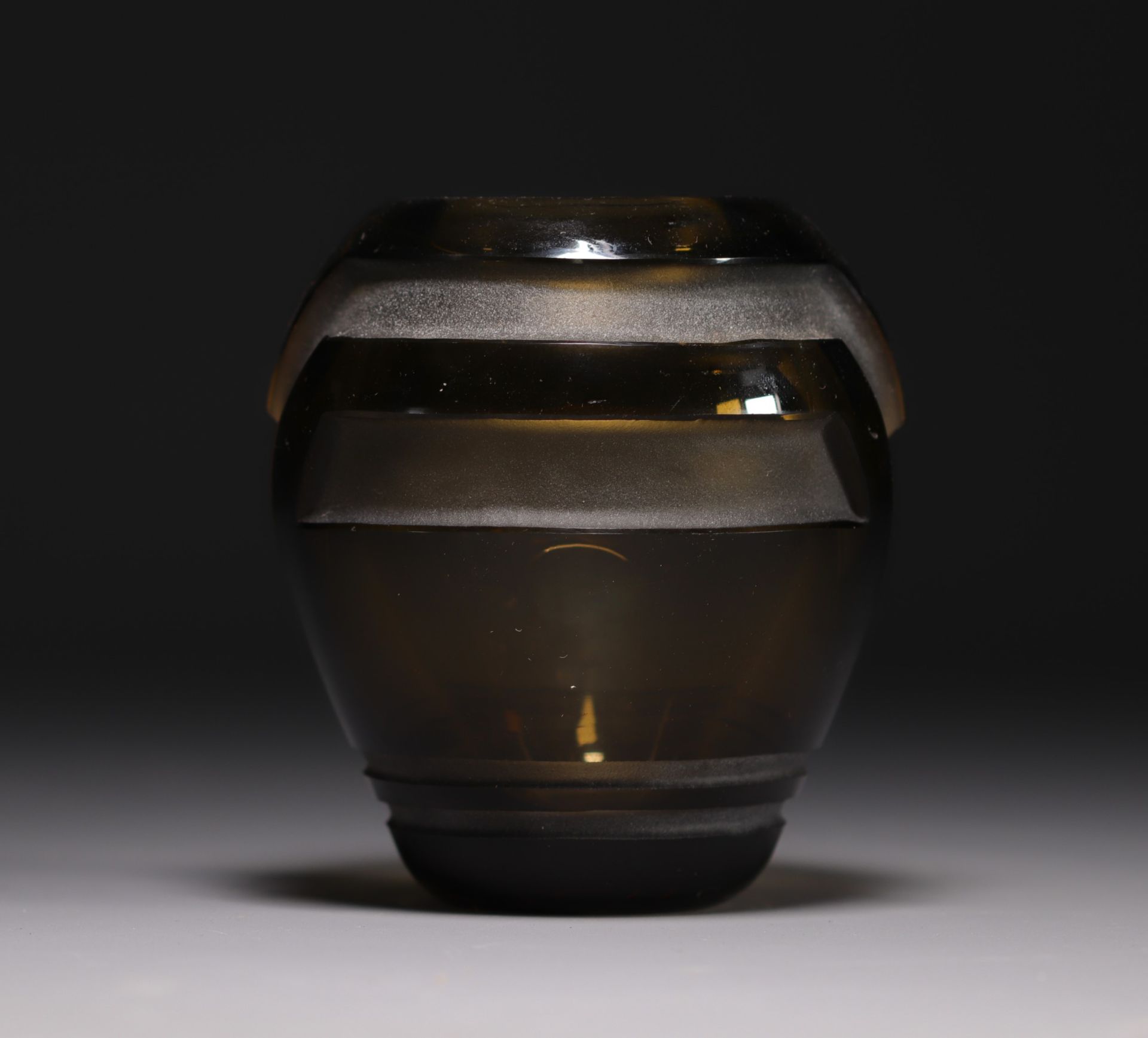 MULLER Freres Luneville - Small Art Deco vase in brown tinted and sandblasted glass. - Image 3 of 4