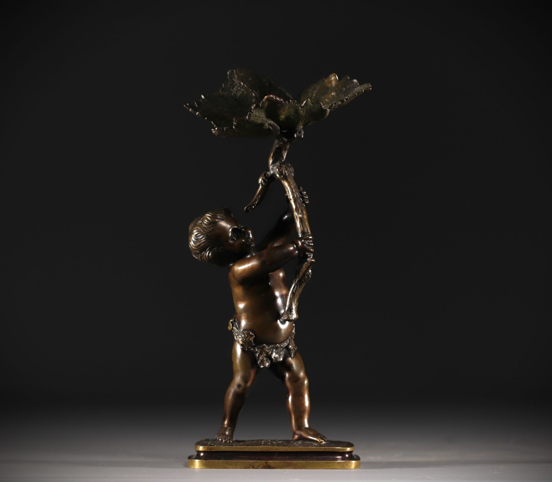 "Putti a la feuille de vigne" Bronze sculpture signed Clodion. - Bild 4 aus 4