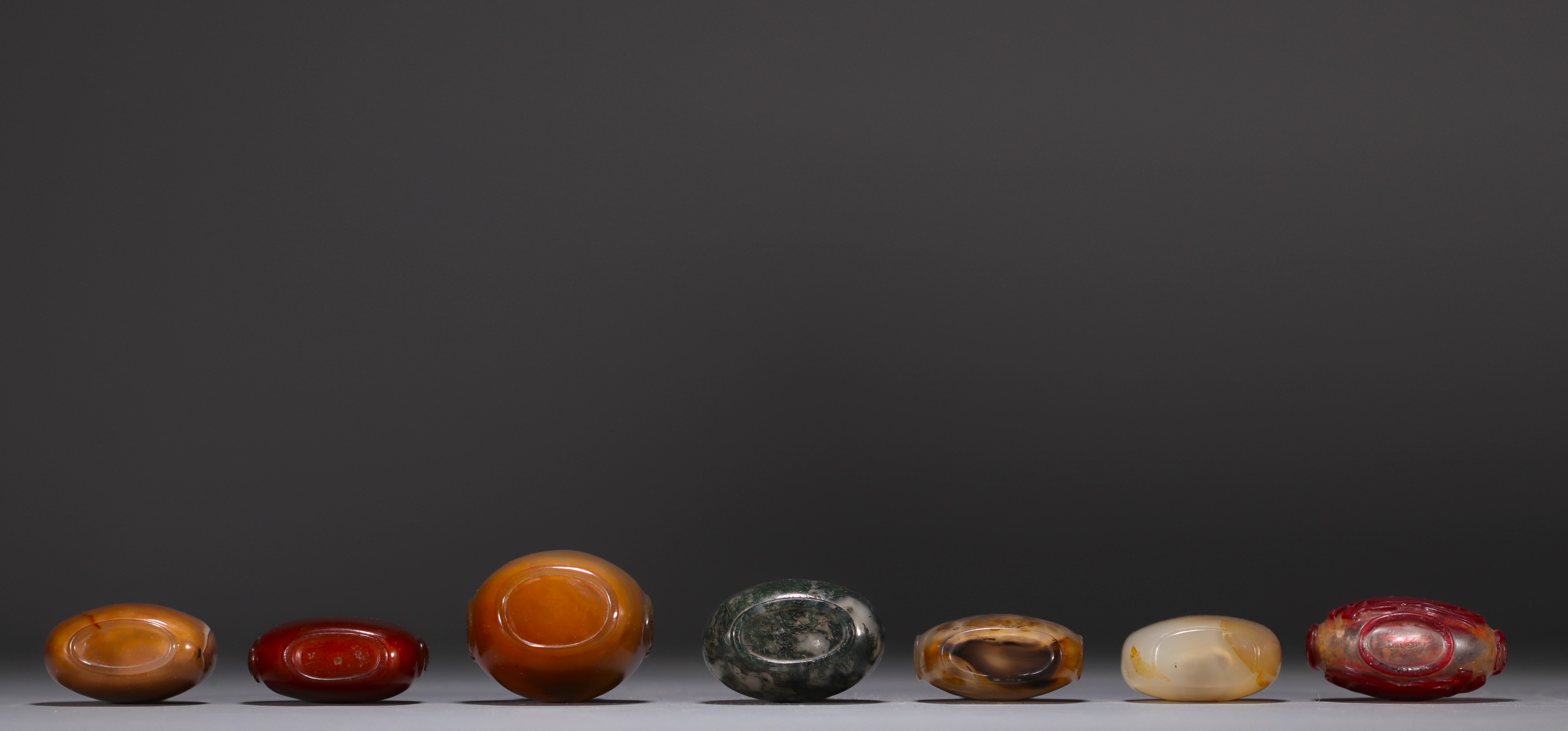 China - Set of seven snuffboxes in hard stone and glass. - Image 4 of 4