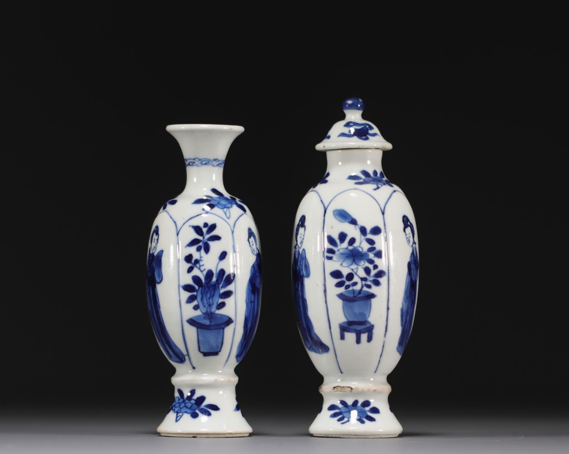 China - Pair of small vases in blue-white porcelain decorated with women, Kangxi period. - Image 2 of 4