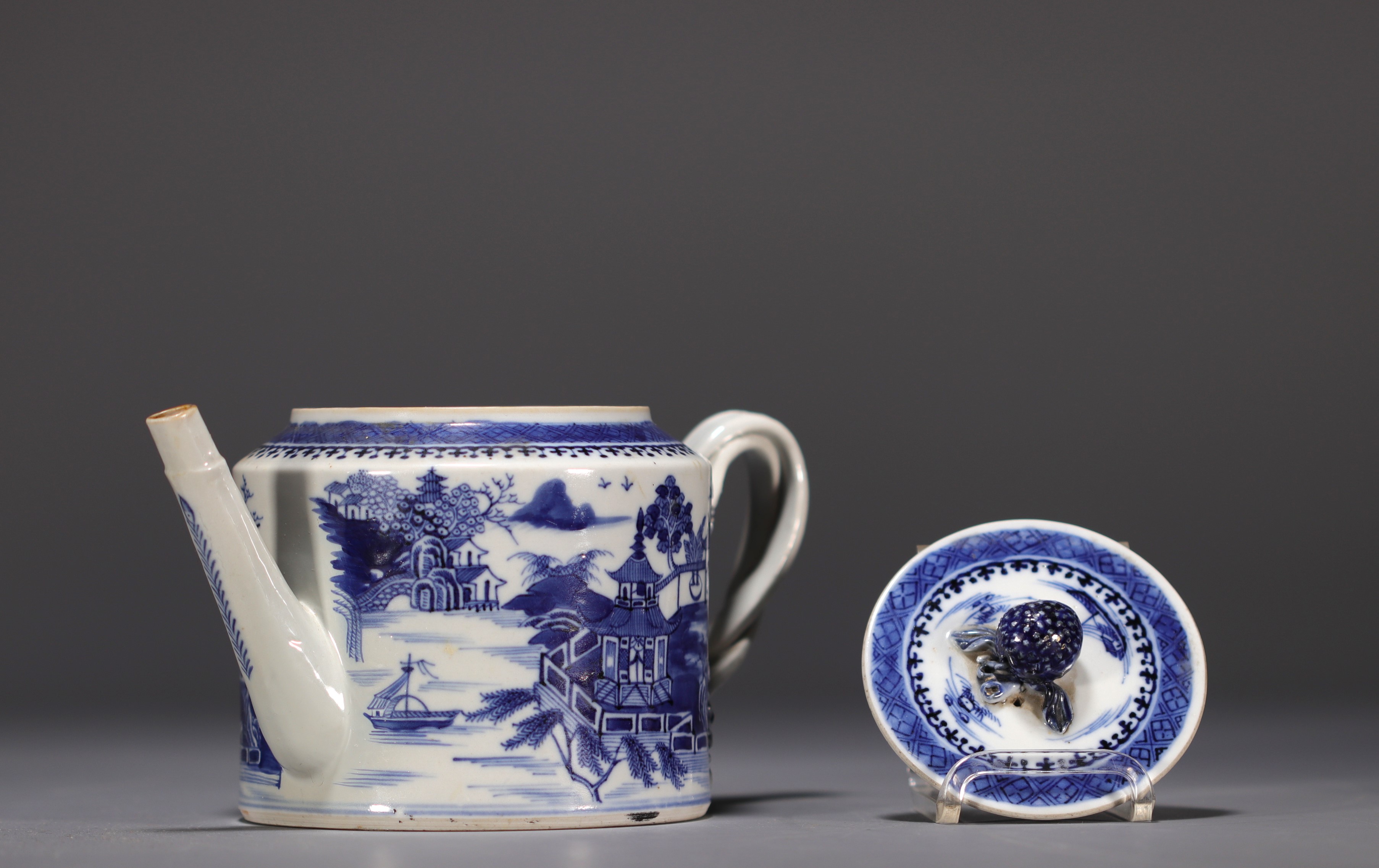 China - A white and blue porcelain teapot decorated with landscapes and a junk, 18th century. - Image 7 of 8