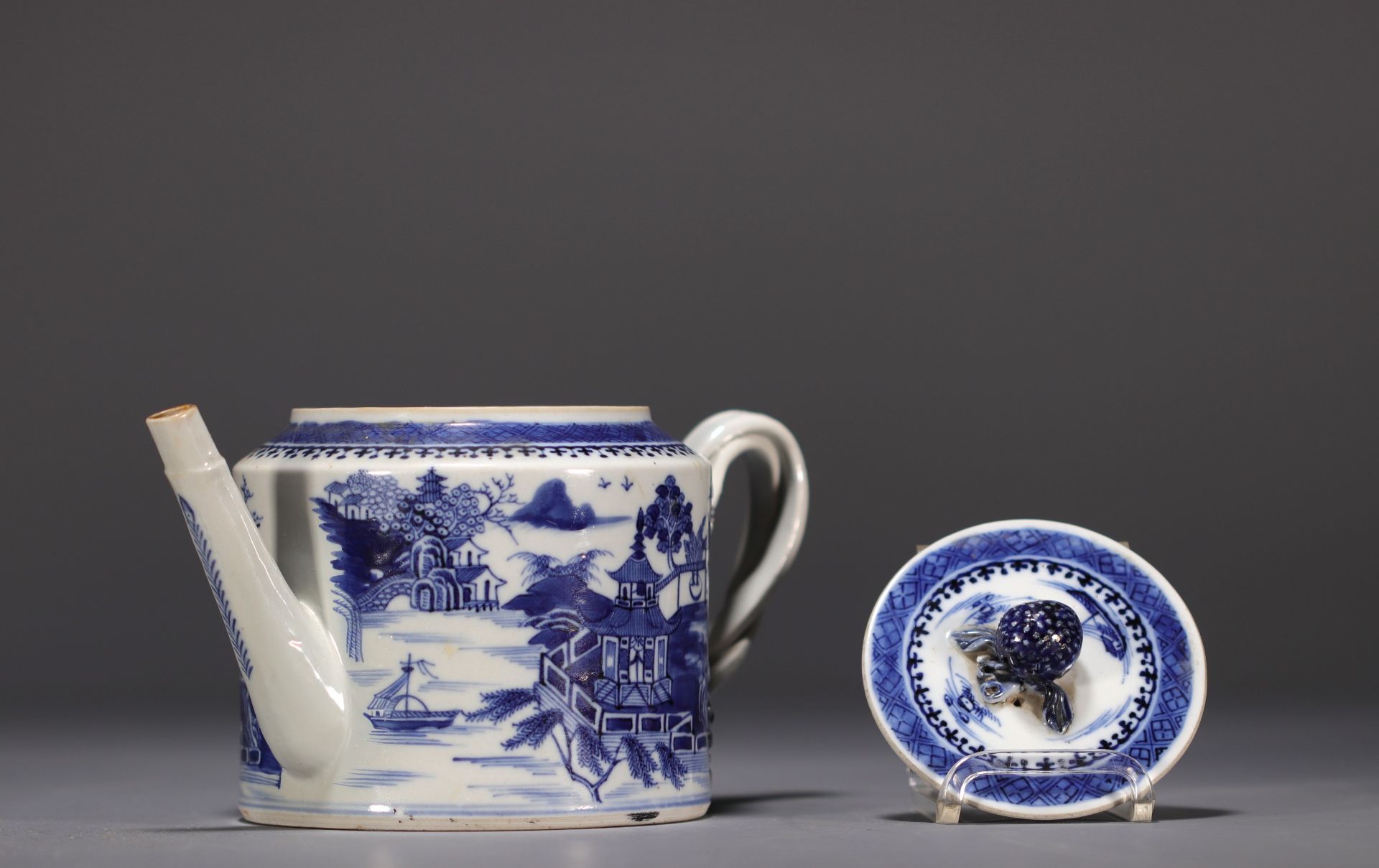China - A white and blue porcelain teapot decorated with landscapes and a junk, 18th century. - Bild 7 aus 8