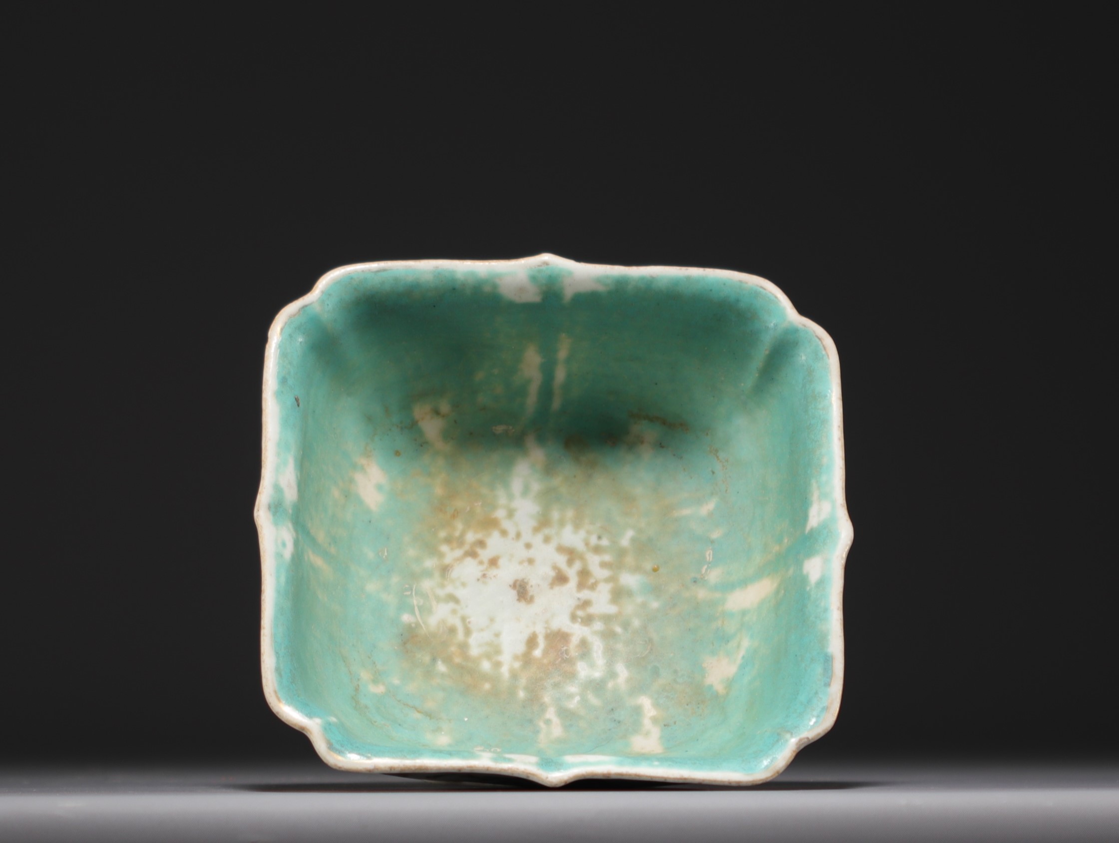 China - Famille rose polychrome porcelain quadrangular bowl, wooden base. - Image 6 of 6