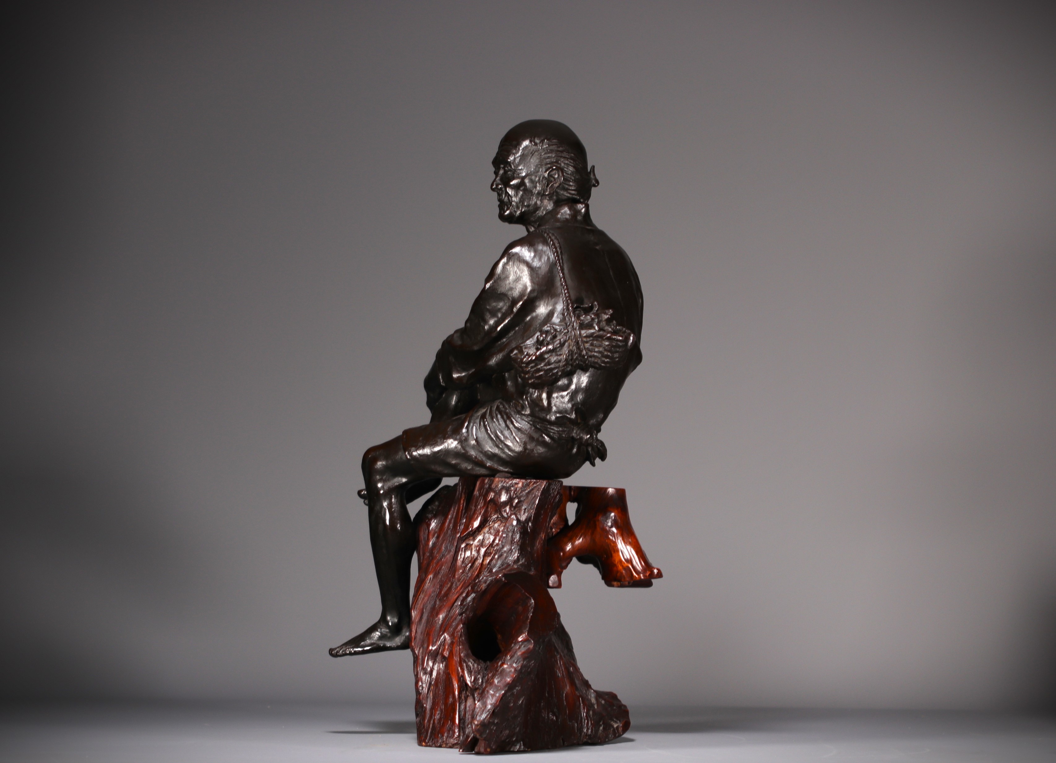 Japan - "Traveller at rest" Large bronze resting on a wooden root, Meiji period. - Image 6 of 7