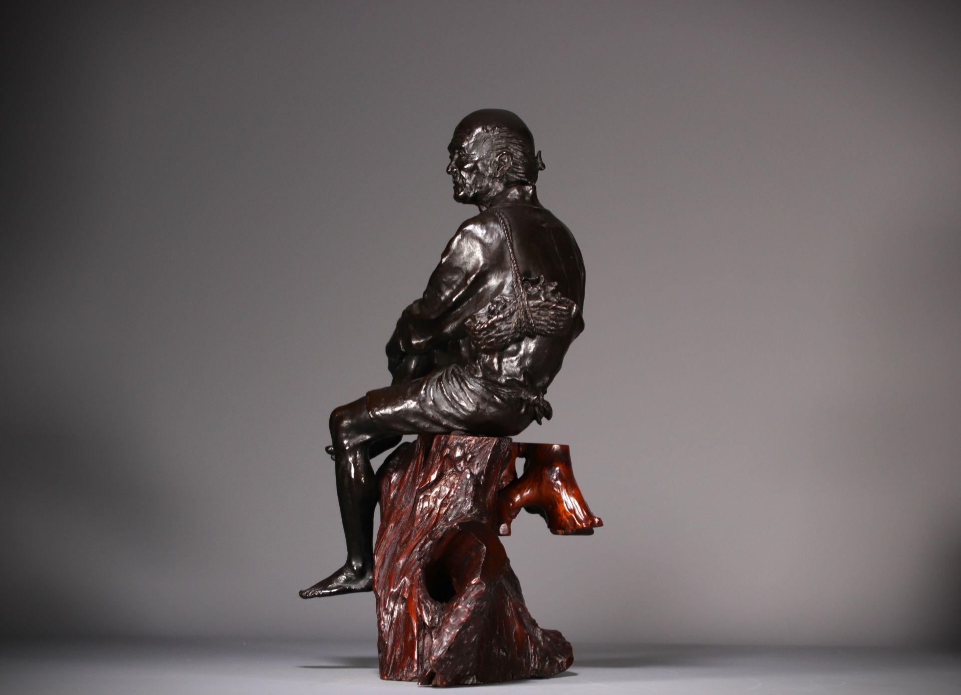 Japan - "Traveller at rest" Large bronze resting on a wooden root, Meiji period. - Image 6 of 7
