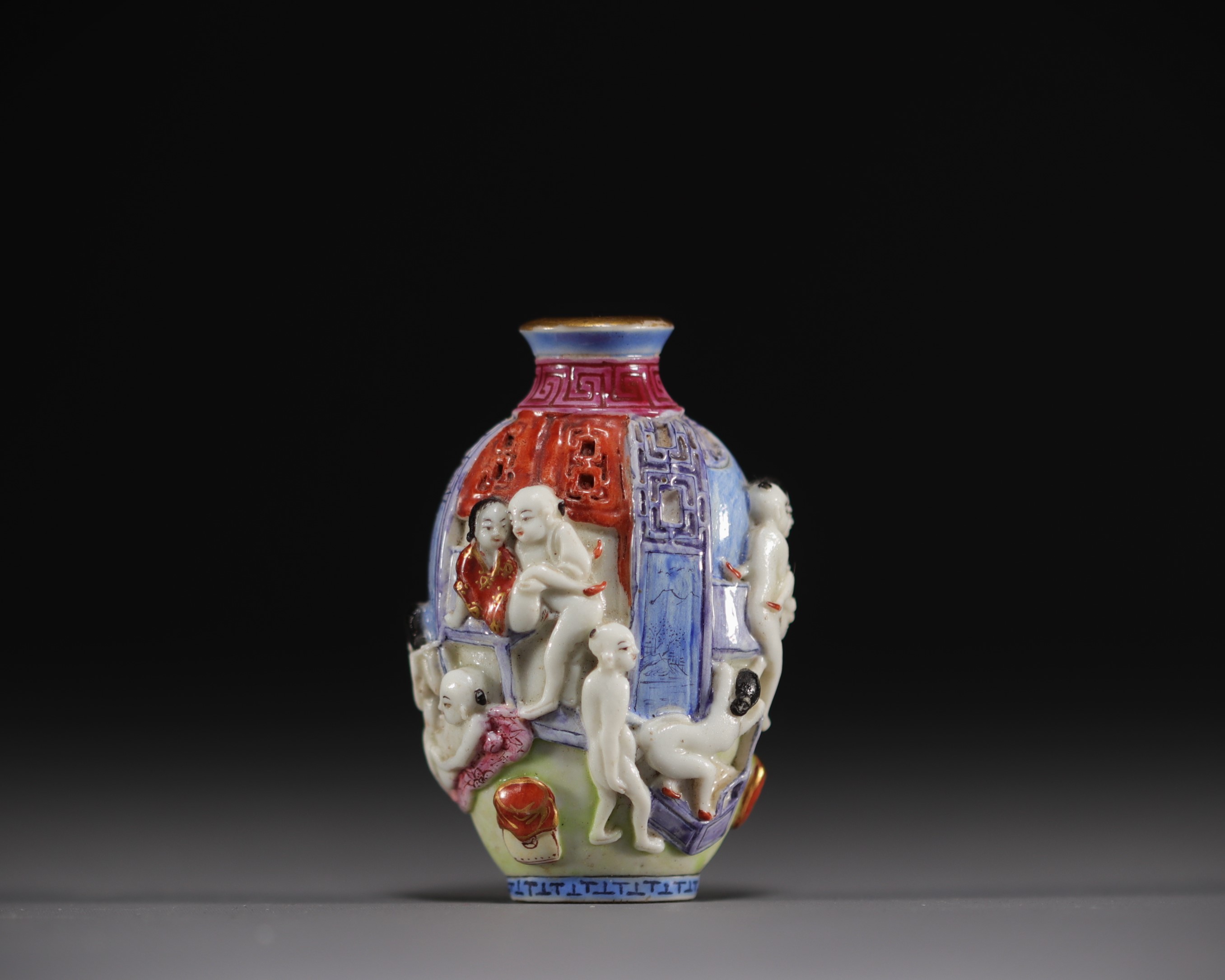 China - Porcelain snuffbox with erotic decoration in relief, Qianlong mark under the piece. - Image 3 of 6