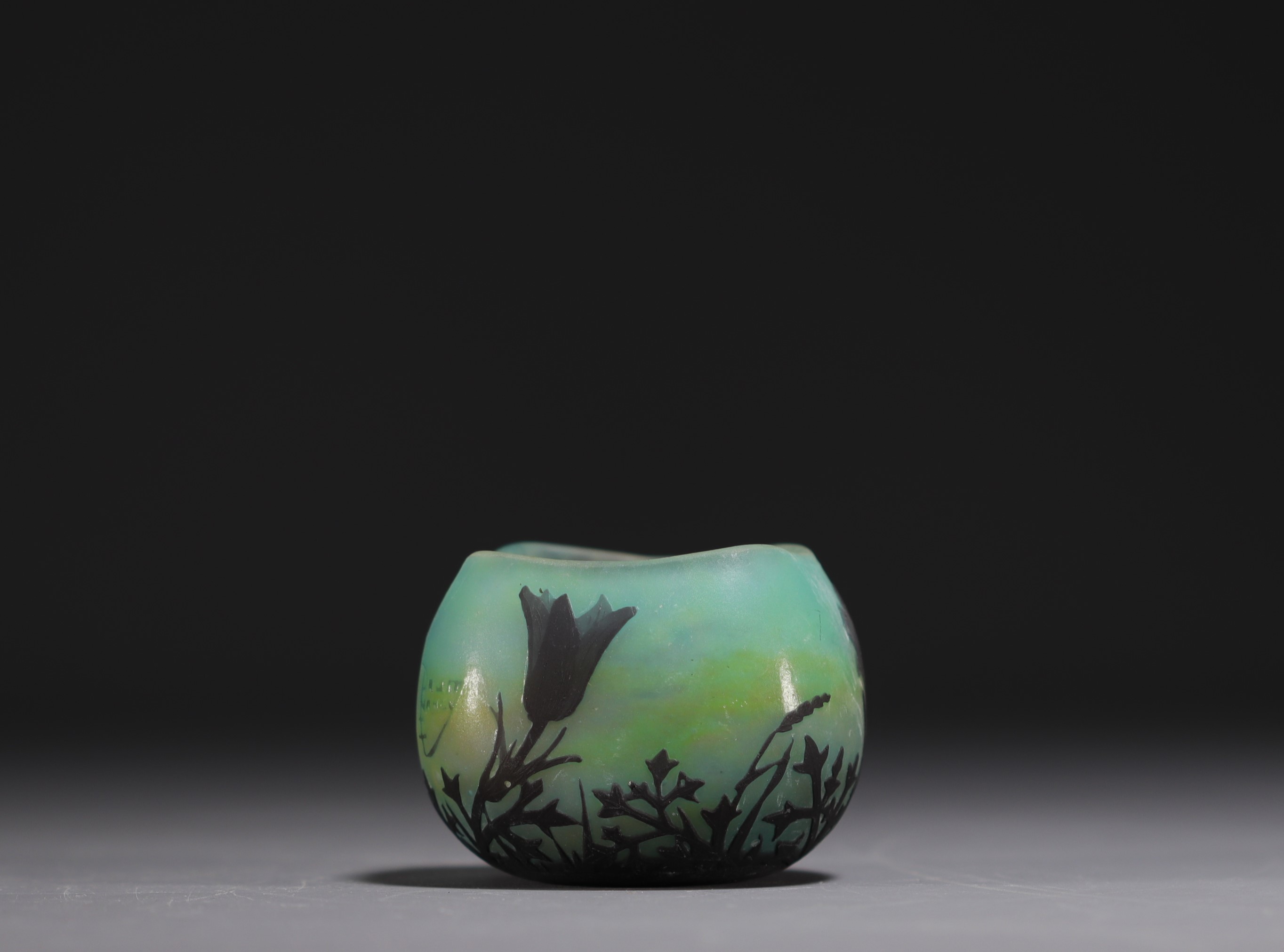 DAUM Nancy - Four-lobed vase in acid-etched multi-layered glass with floral design, signed. - Image 4 of 4