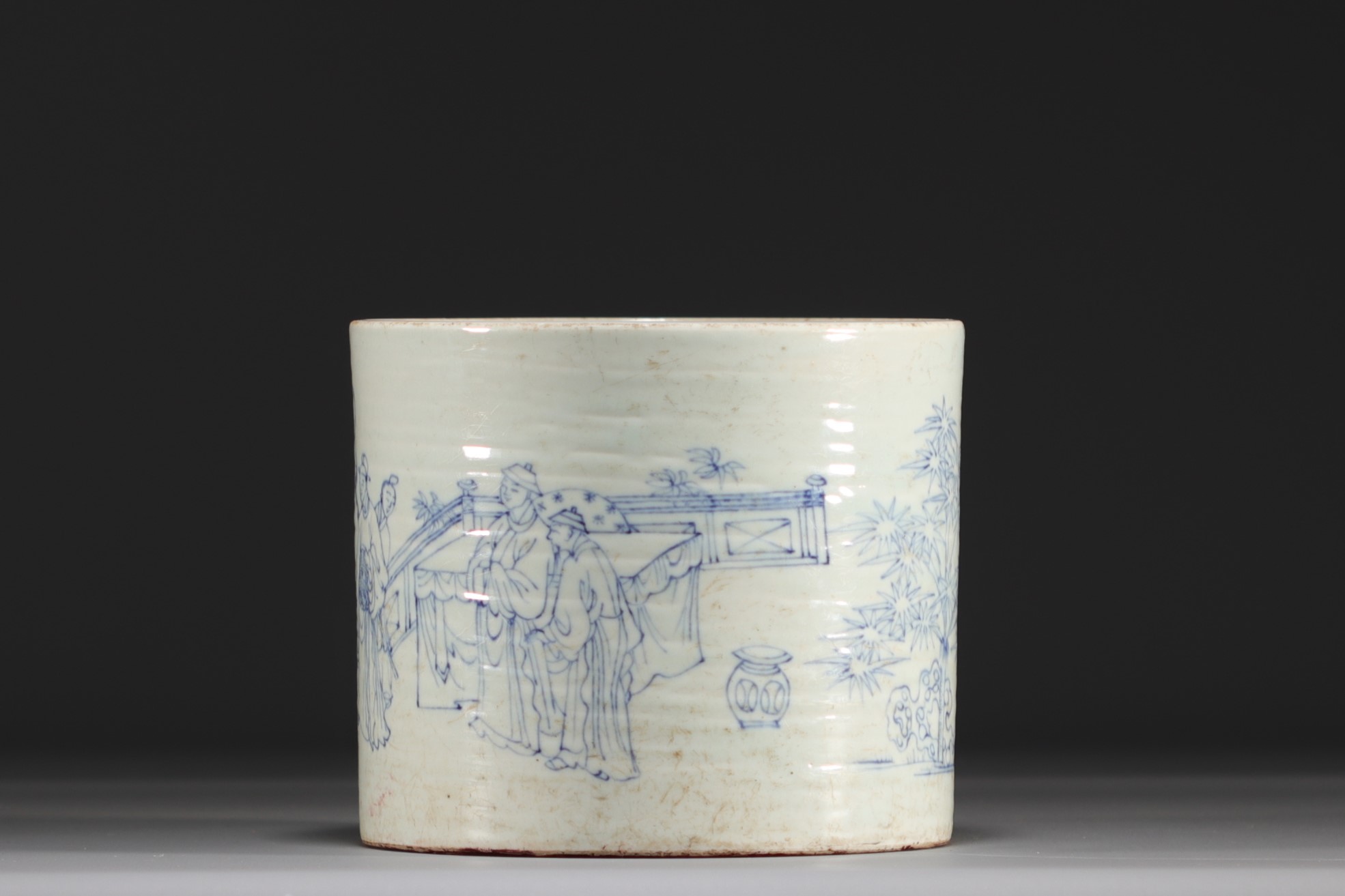 China - A blue and white porcelain brush-holder decorated with figures, Qing period. - Image 3 of 6