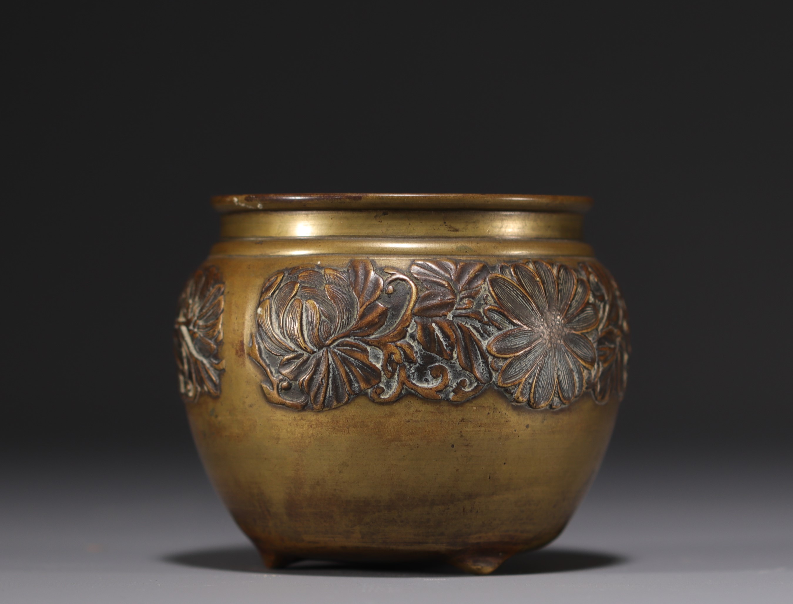 Japan - Bronze offering bowl with flower decoration, Meiji period, late 19th century. - Image 2 of 4