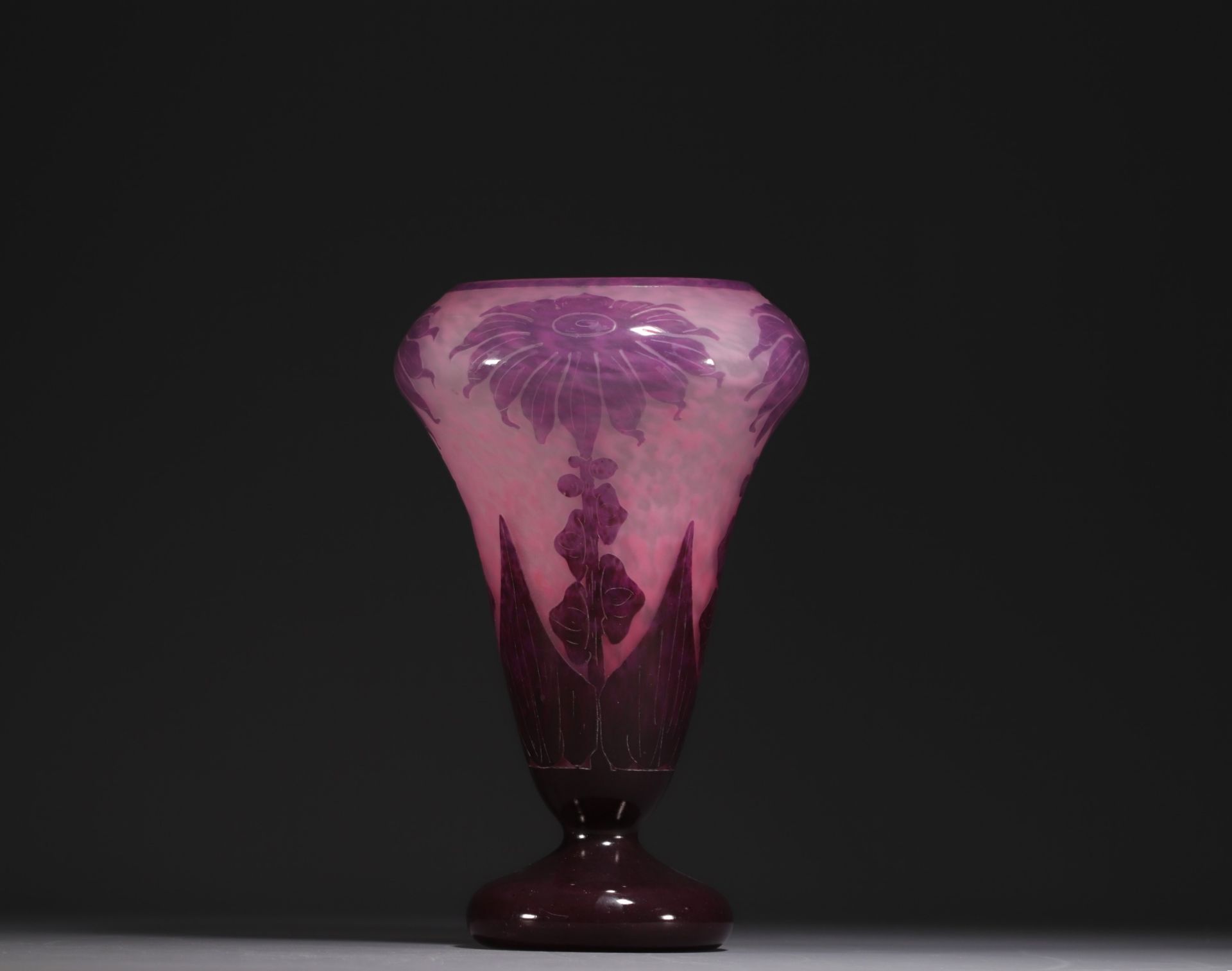 Le Verre Francais - Acid-etched multi-layered glass vase decorated with dahlias, signed on the base. - Bild 3 aus 4