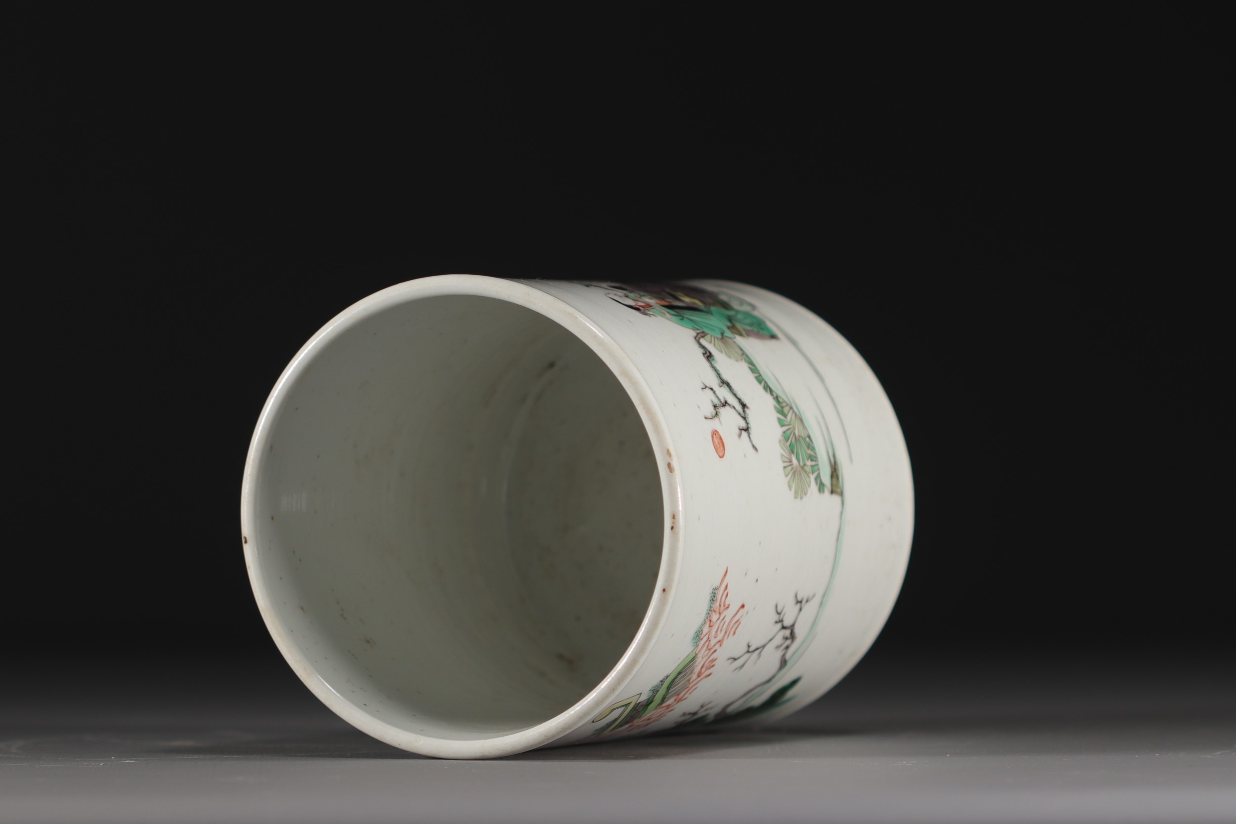 China - Green family porcelain brush pot decorated with figures and landscapes, Kangxi. - Image 7 of 7