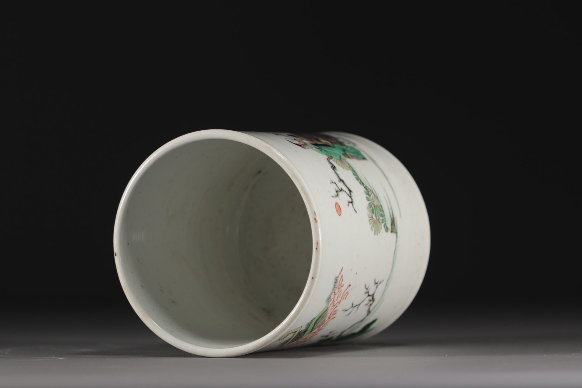 China - Green family porcelain brush pot decorated with figures and landscapes, Kangxi. - Bild 7 aus 7