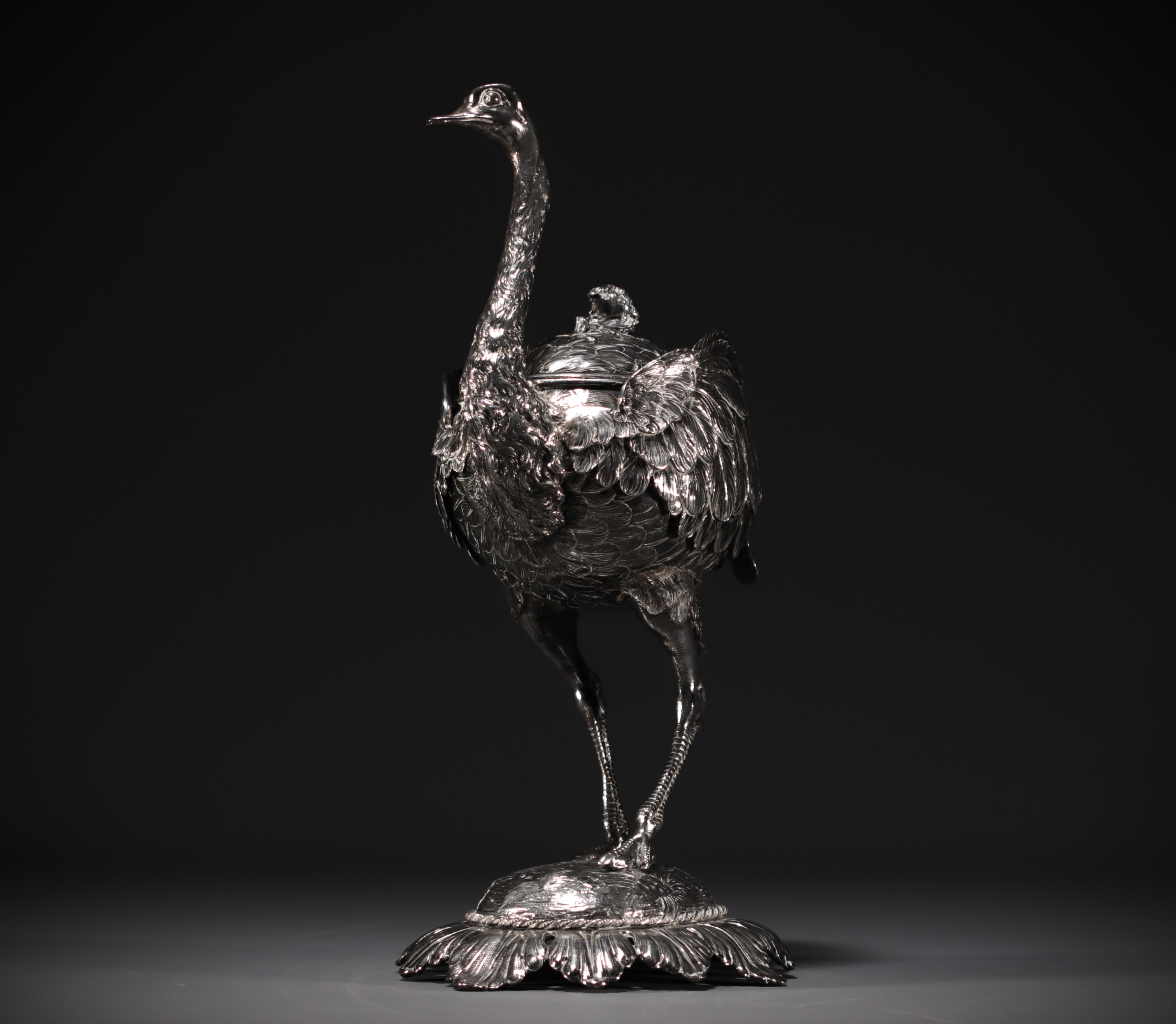 Ostrich in silver and vermeil, imposing covered bowl, table settings, late 19th century. - Image 5 of 7