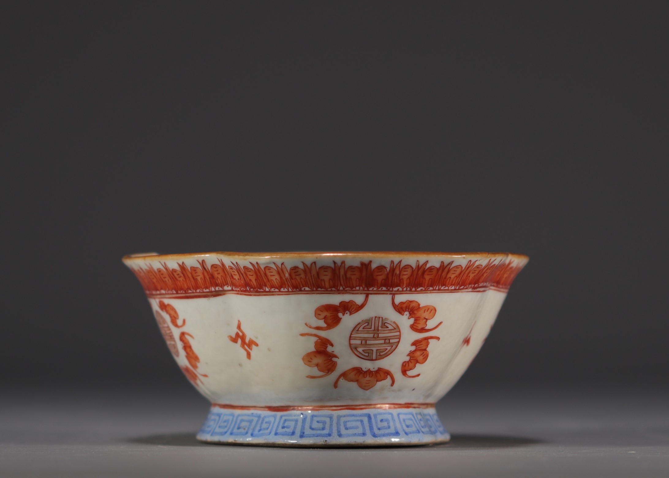 China - Polylobed porcelain bowl on a foot with bat decoration. - Image 2 of 4