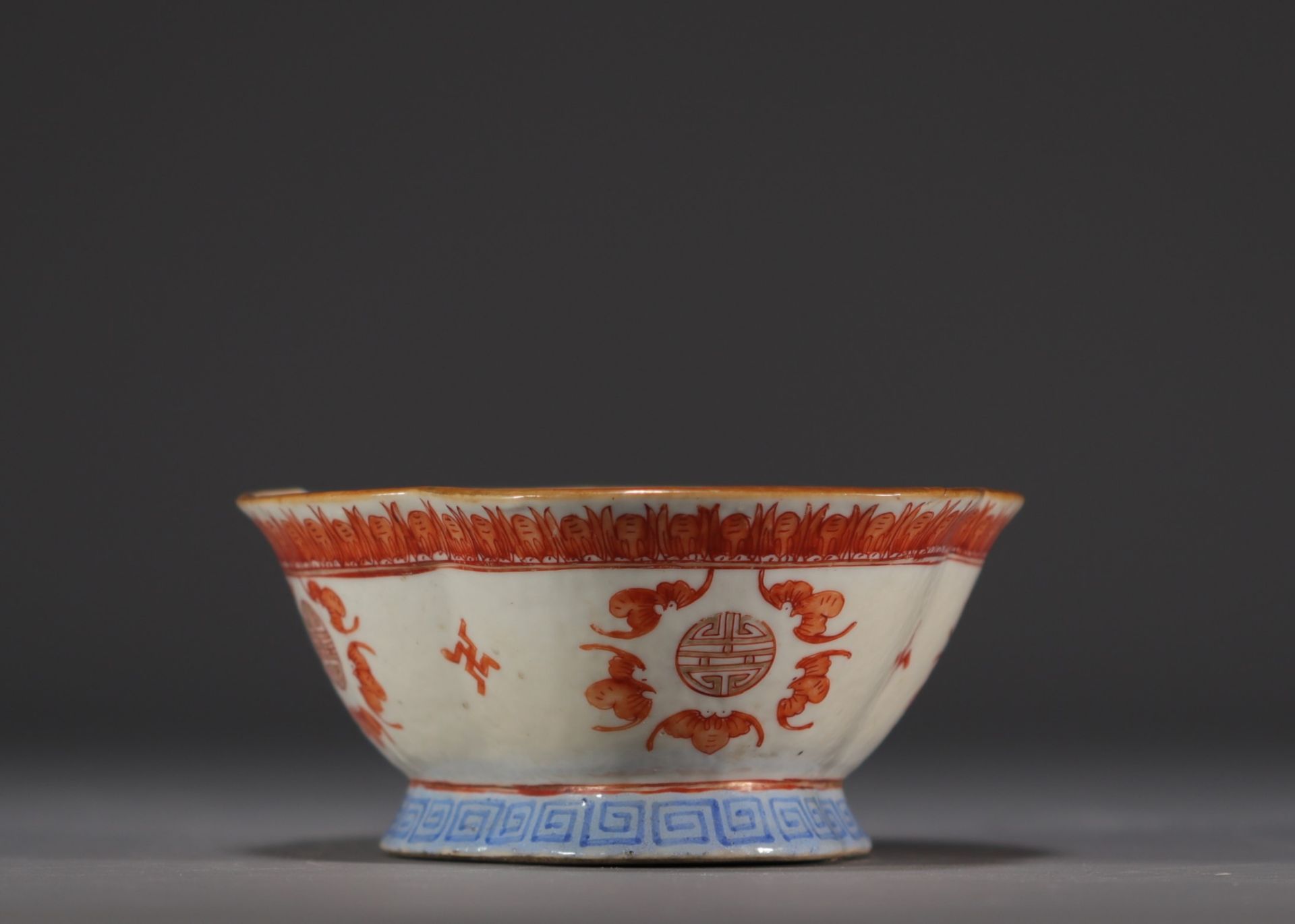 China - Polylobed porcelain bowl on a foot with bat decoration. - Bild 2 aus 4