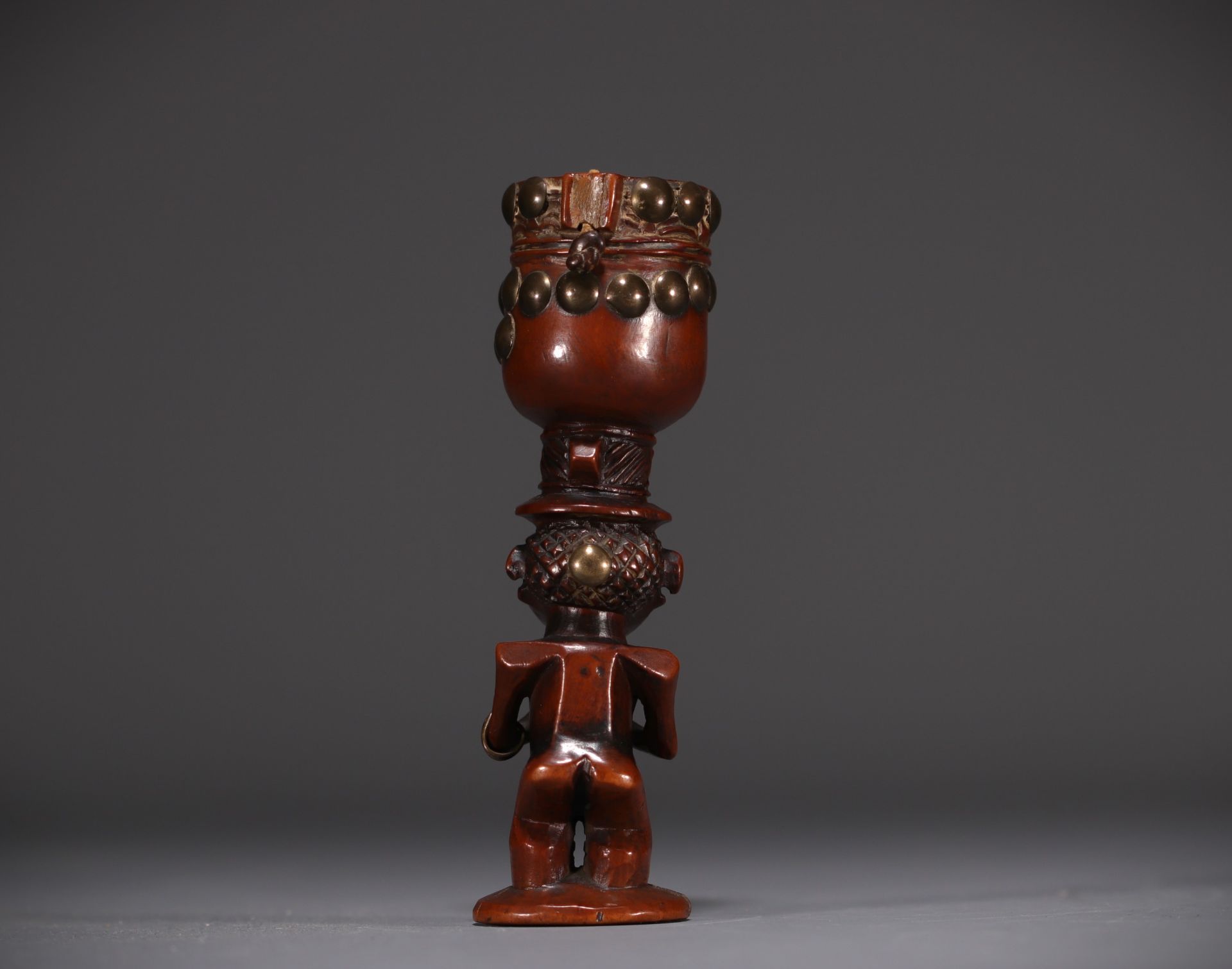 Chokwe tobacco mortar in carved wood with brass nails, early 20th century. - Image 3 of 5