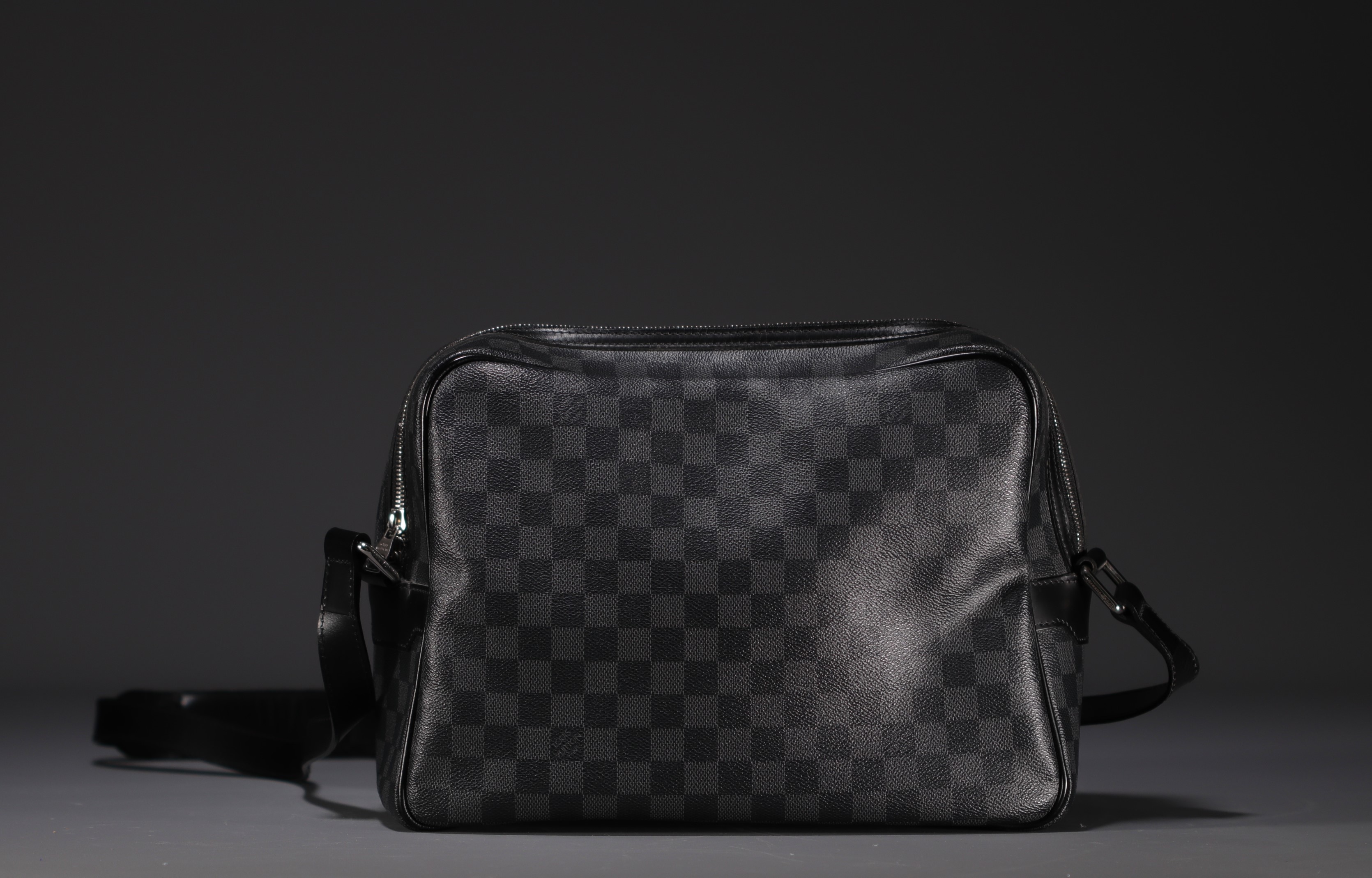 Louis VUITTON - Daytona Reporter shoulder bag, graphite checkerboard pattern. - Image 4 of 4