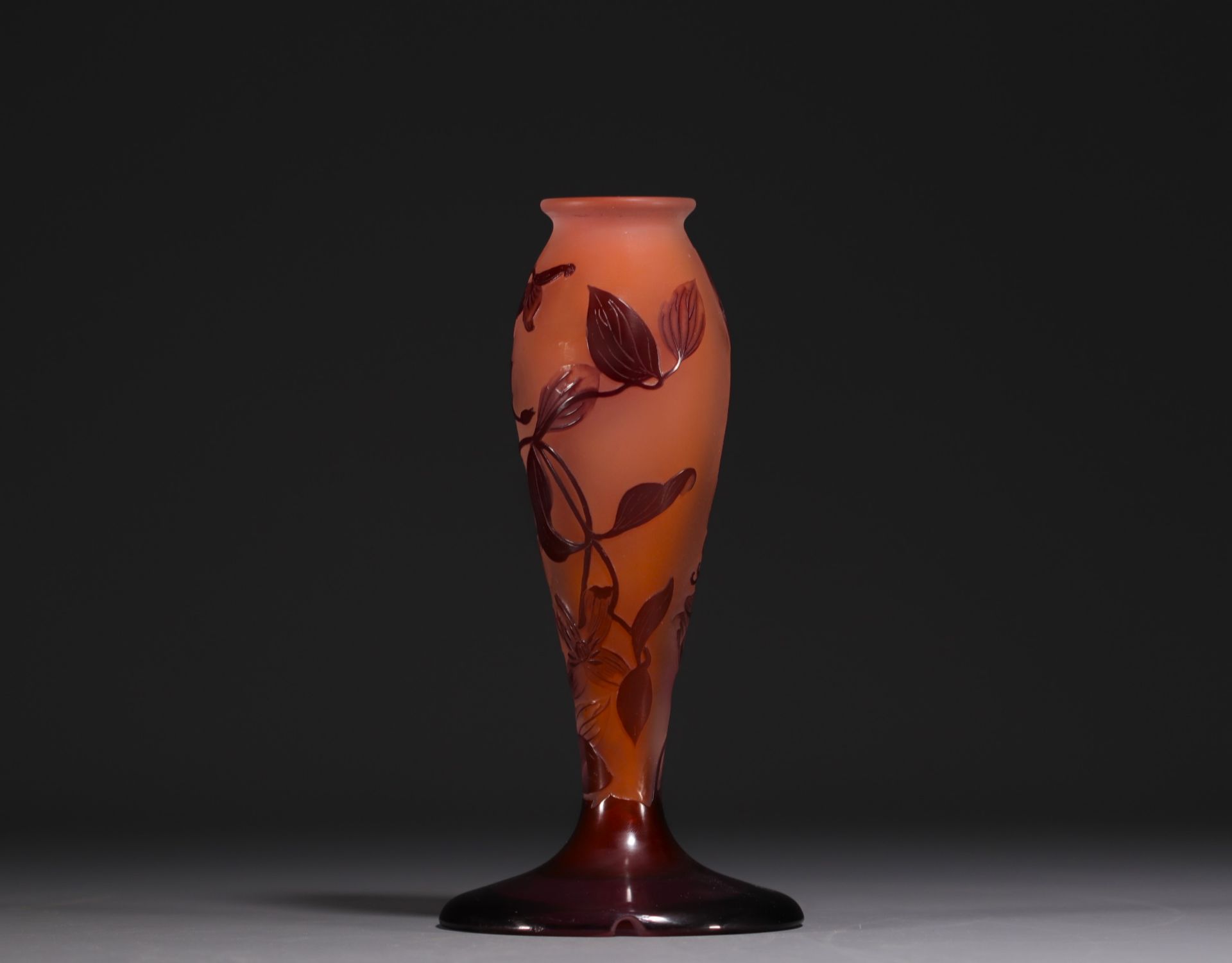 Emile GALLE (1846-1904) Acid-etched multi-layered glass lamp base in shades of orange-pink with flor - Bild 2 aus 3