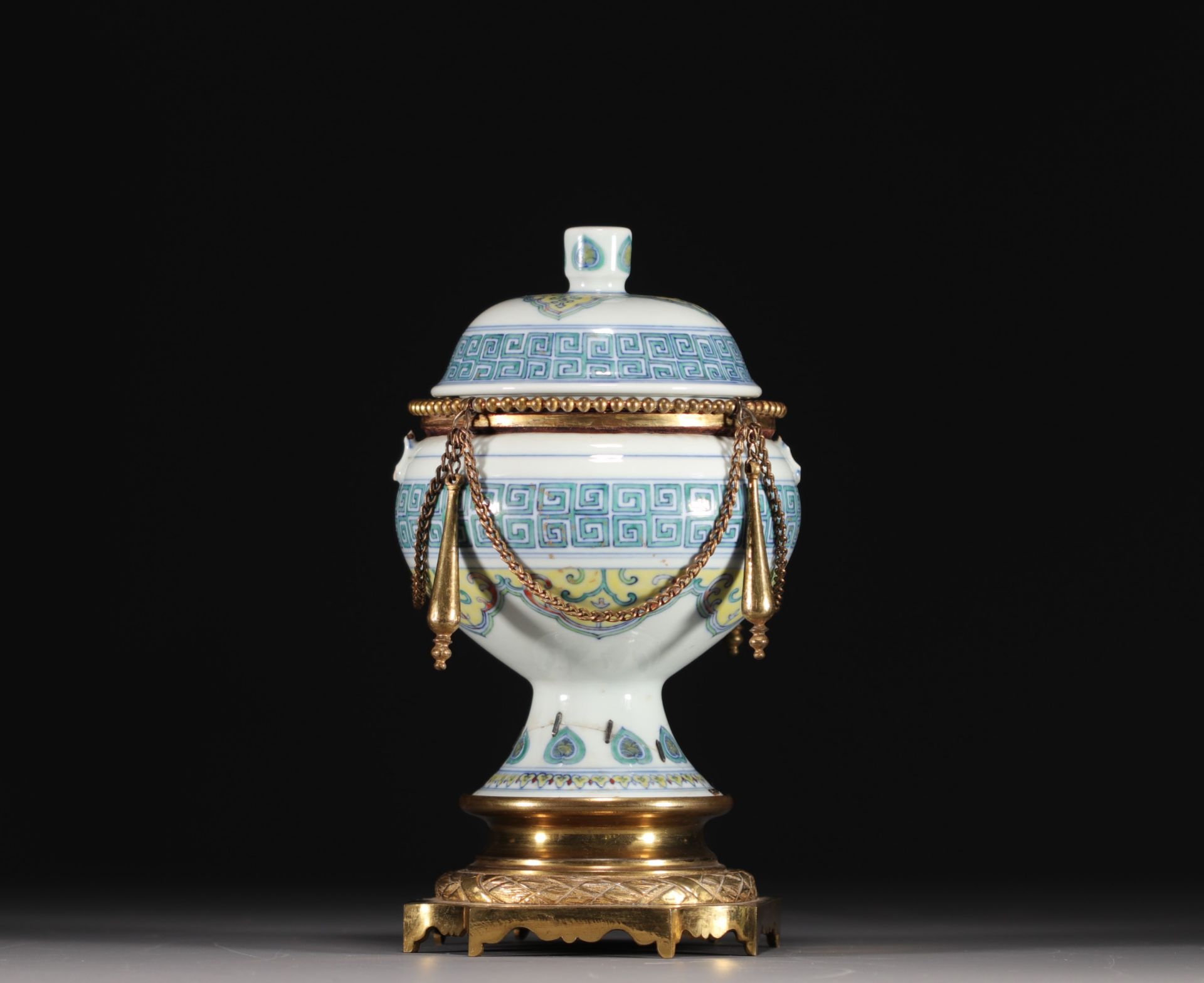 China - Ducai porcelain "Dou" covered vase, bronze mounting, Qianlong mark. - Bild 3 aus 9