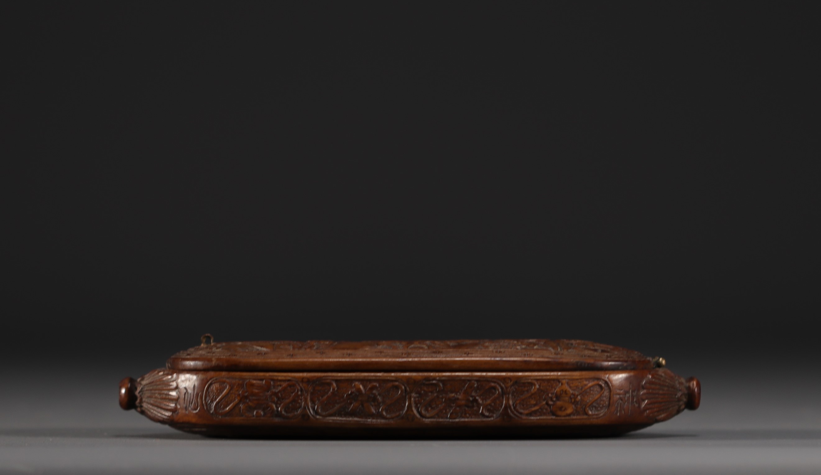 China - Carved wooden spectacle case decorated with characters and a village. - Image 3 of 4
