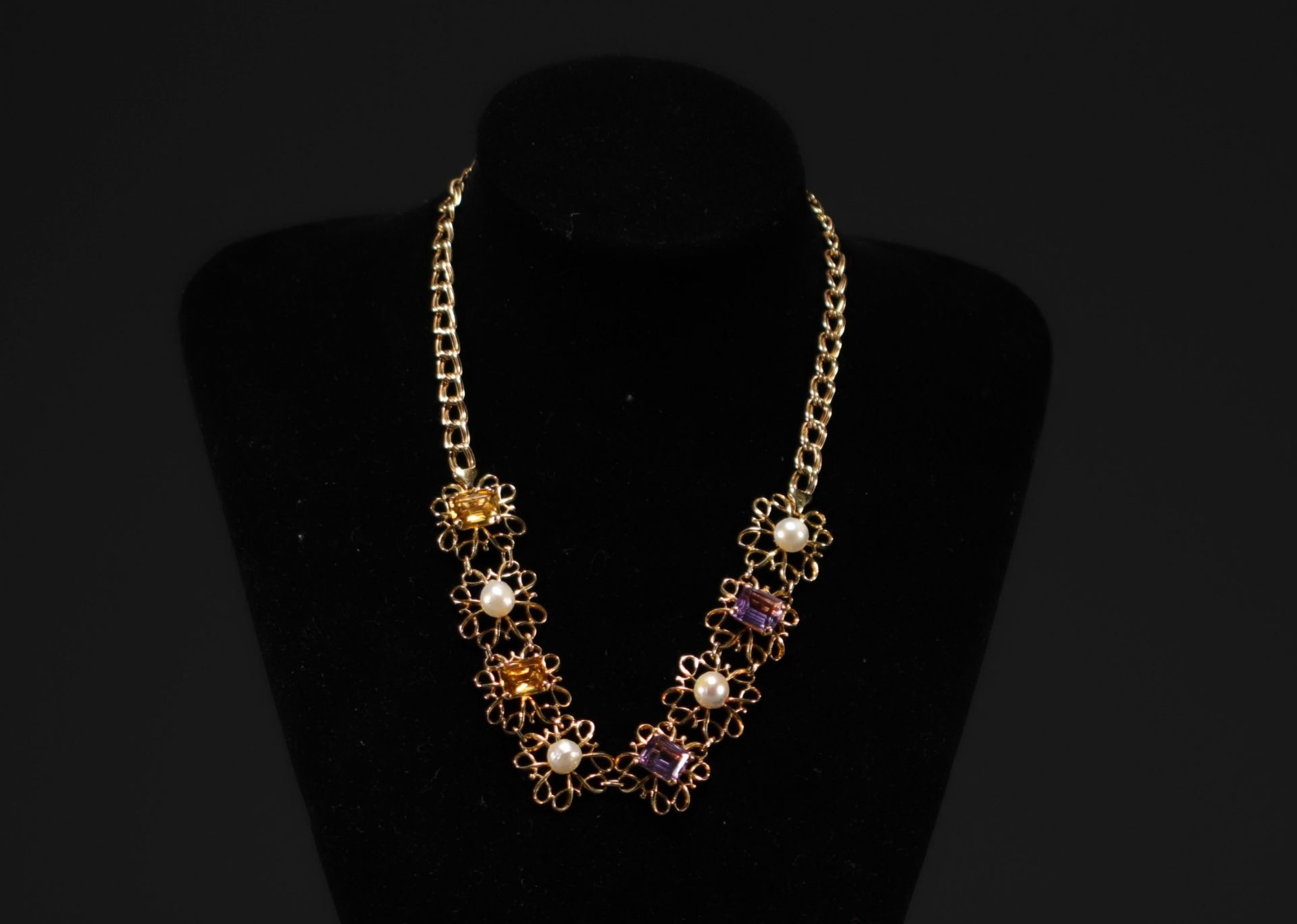 Necklace in 18k yellow gold, amethyst, octagon-cut yellow sapphire and natural pearls. - Image 2 of 4