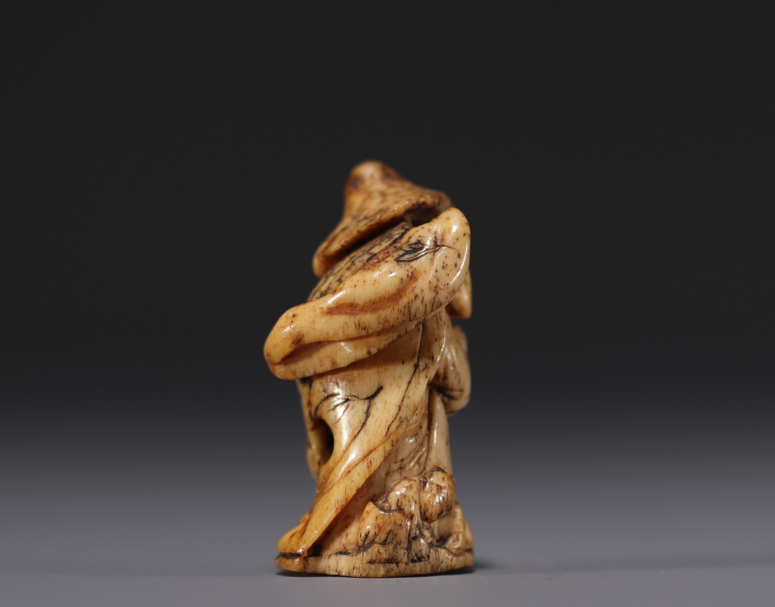 Japan - Netsuke, bone figure, 18th century. - Image 3 of 4
