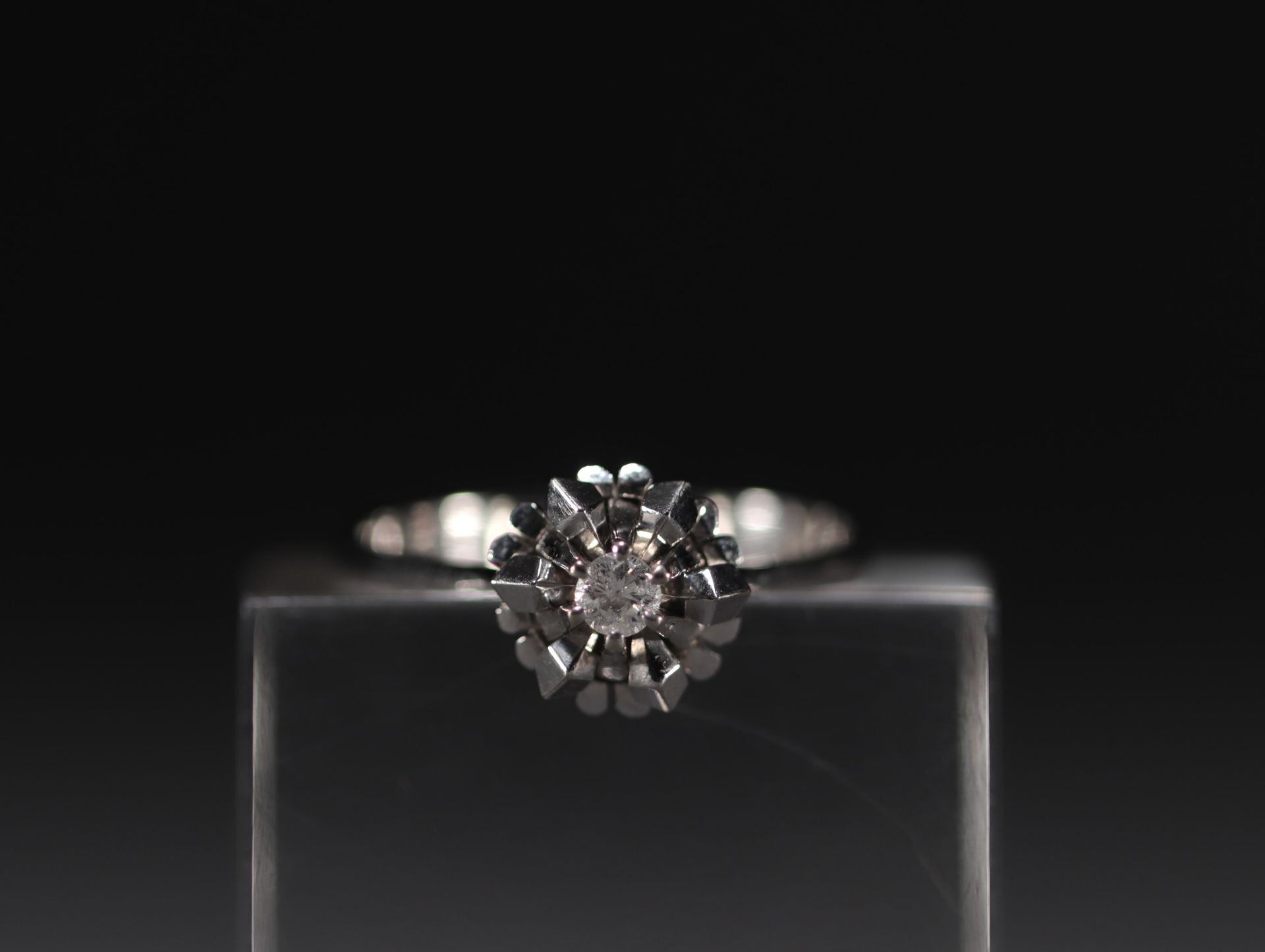 Ring in 18k white gold weighing 3.6 g.