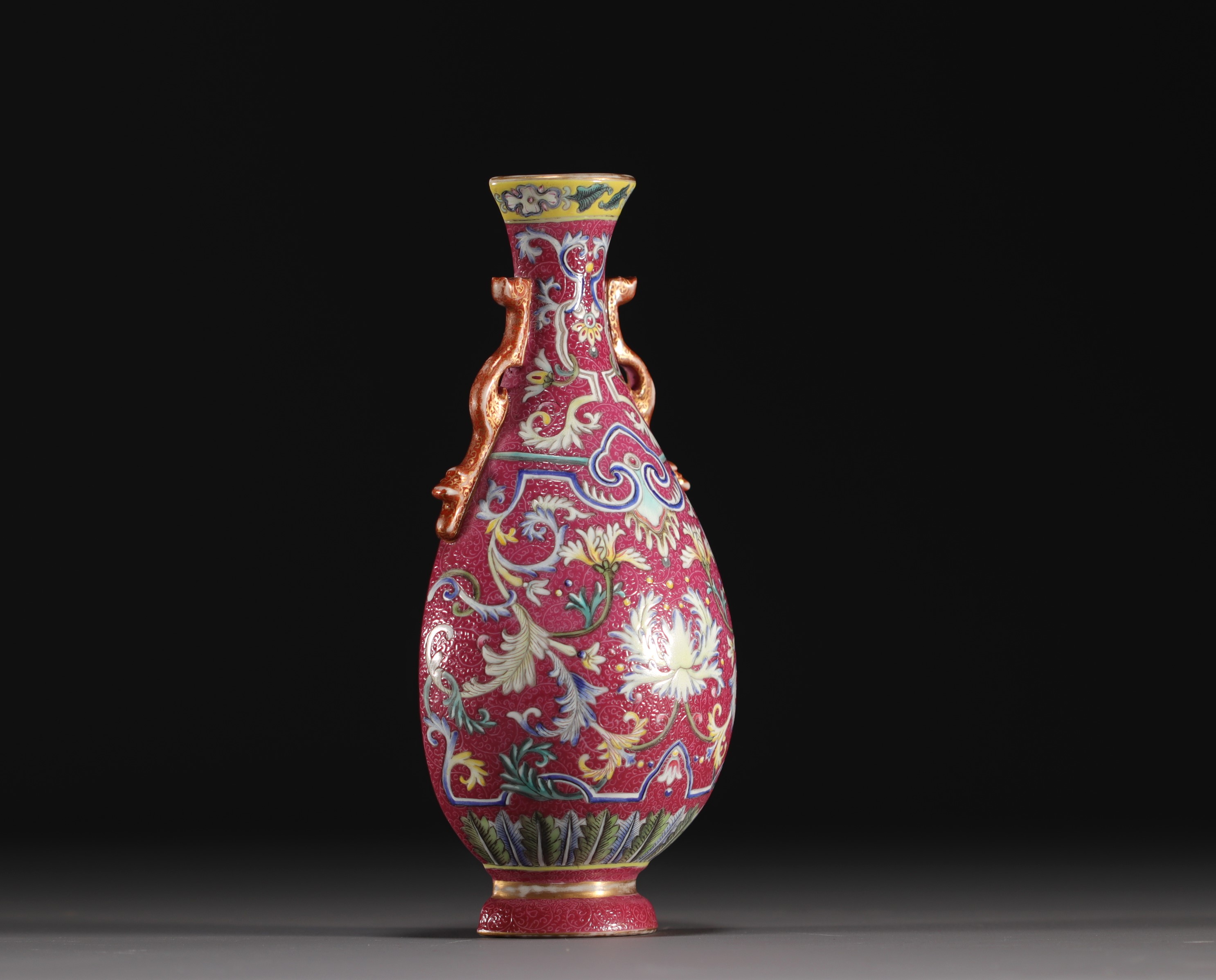 China - Famille rose porcelain wall vase on a ruby background, Qianlong mark. - Image 3 of 7
