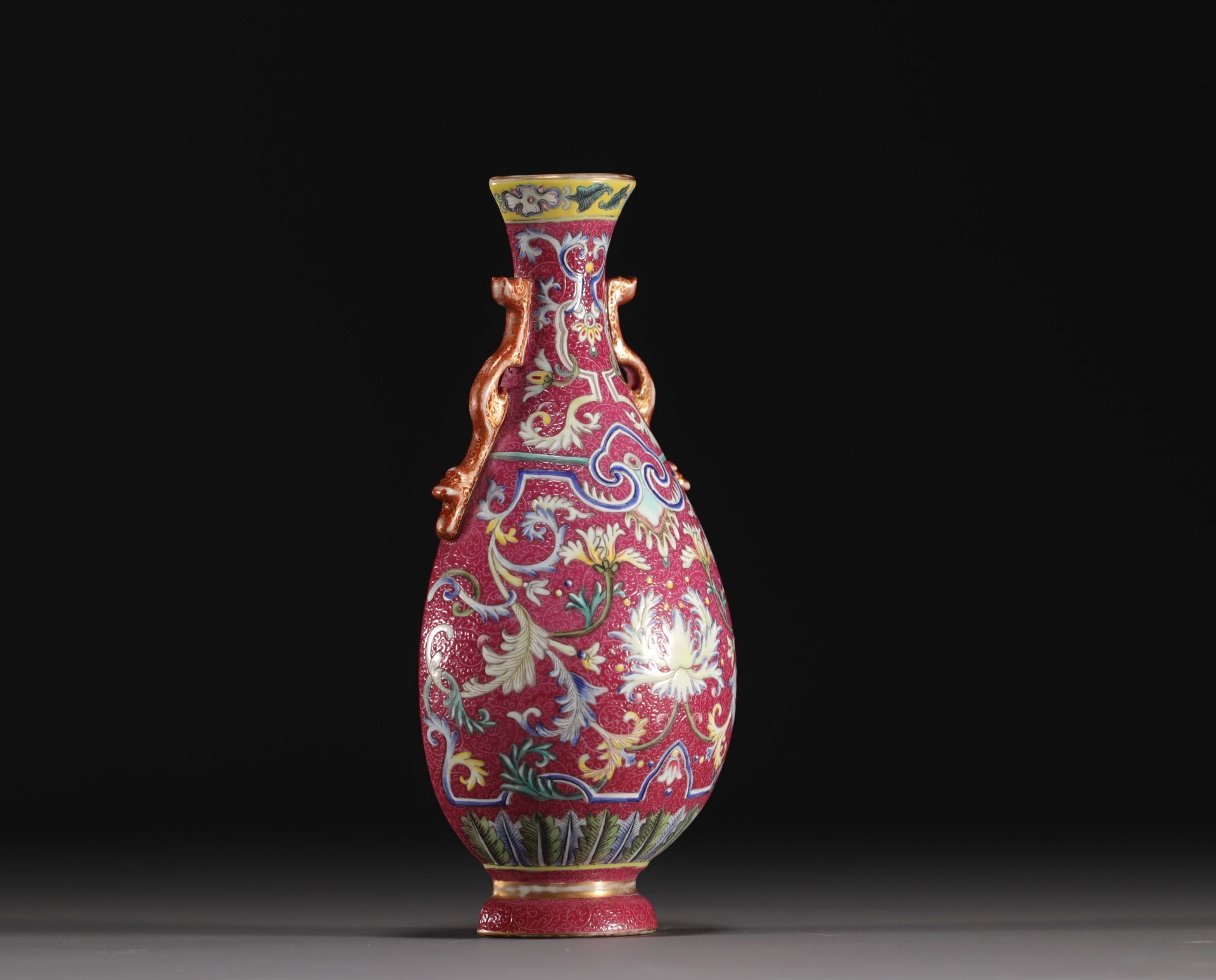 China - Famille rose porcelain wall vase on a ruby background, Qianlong mark. - Bild 3 aus 7