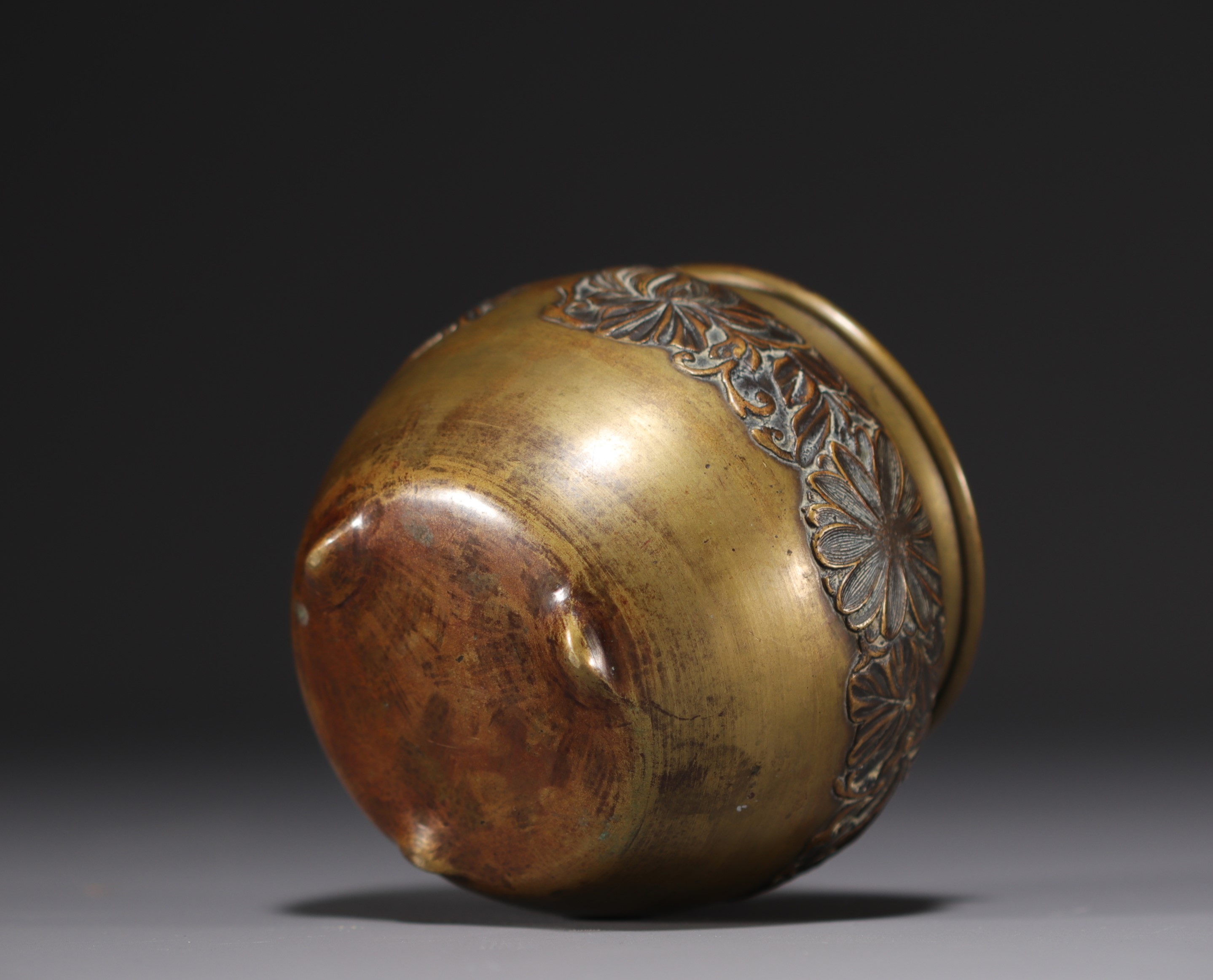 Japan - Bronze offering bowl with flower decoration, Meiji period, late 19th century. - Image 3 of 4