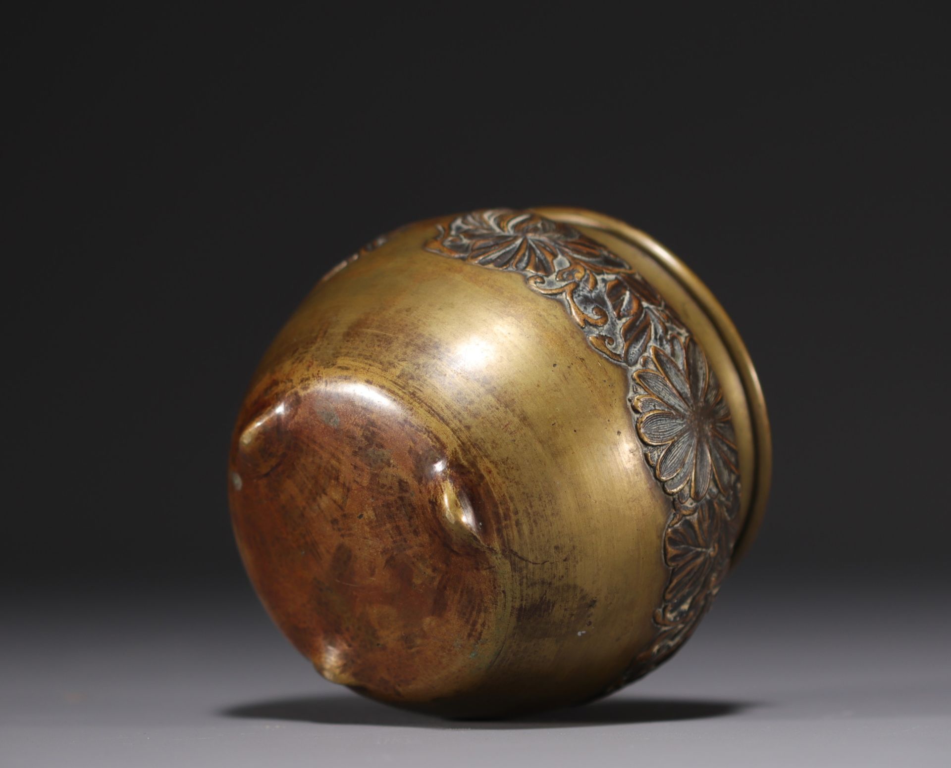 Japan - Bronze offering bowl with flower decoration, Meiji period, late 19th century. - Bild 3 aus 4